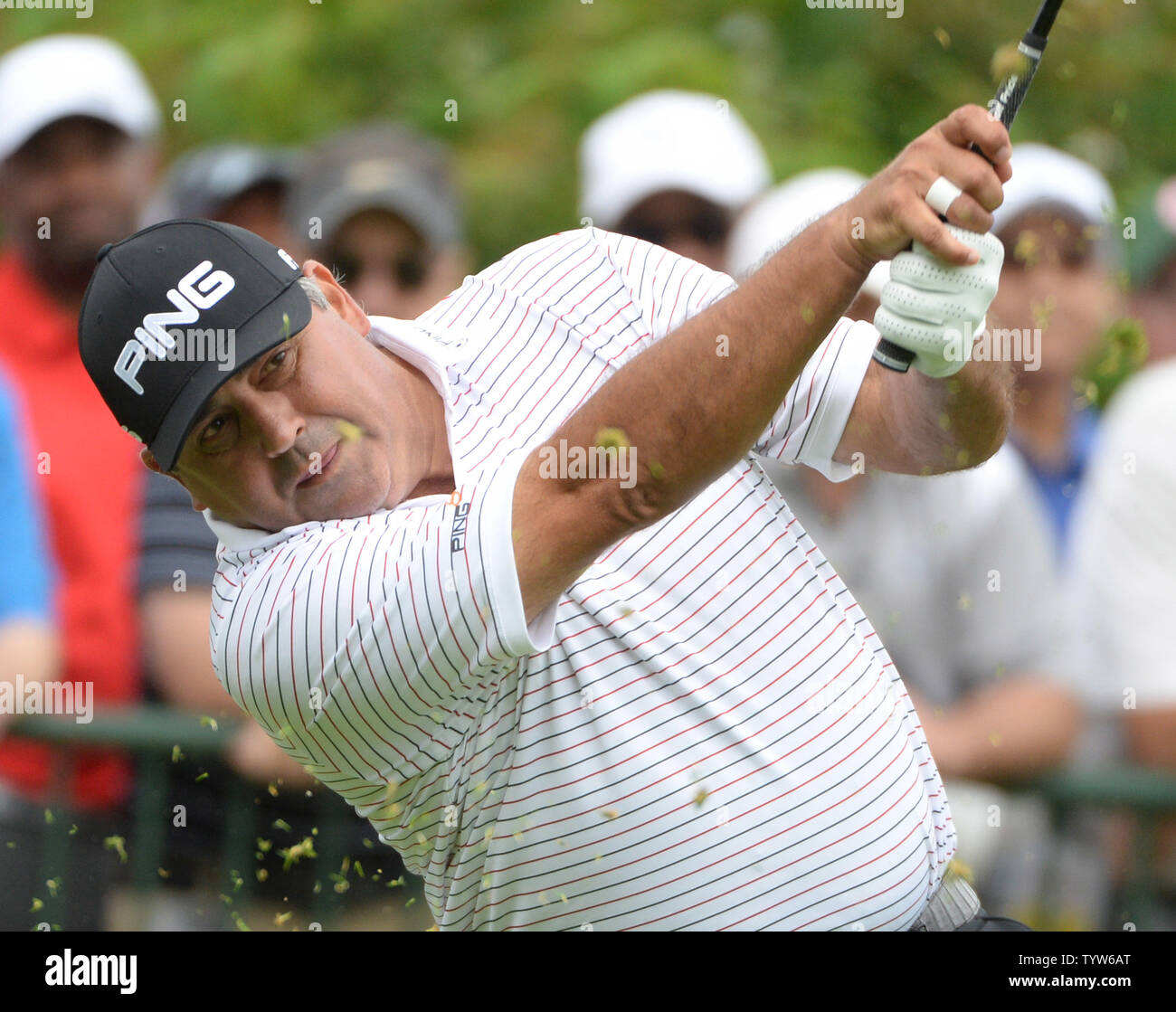 Ancien champion du US Open Angel Cabrera, de l'Argentine, hist un tir au deuxième trou de la première ronde lors de la deuxième journée du U.S. Open golf championship à Oakmont Country Club près de Pittsburgh, Pennsylvanie le 17 juin 2016. Cabrera venait de démarrer son premier tour en raison de retards de la pluie de jeudi. Photo de Pat Benic/UPI Banque D'Images