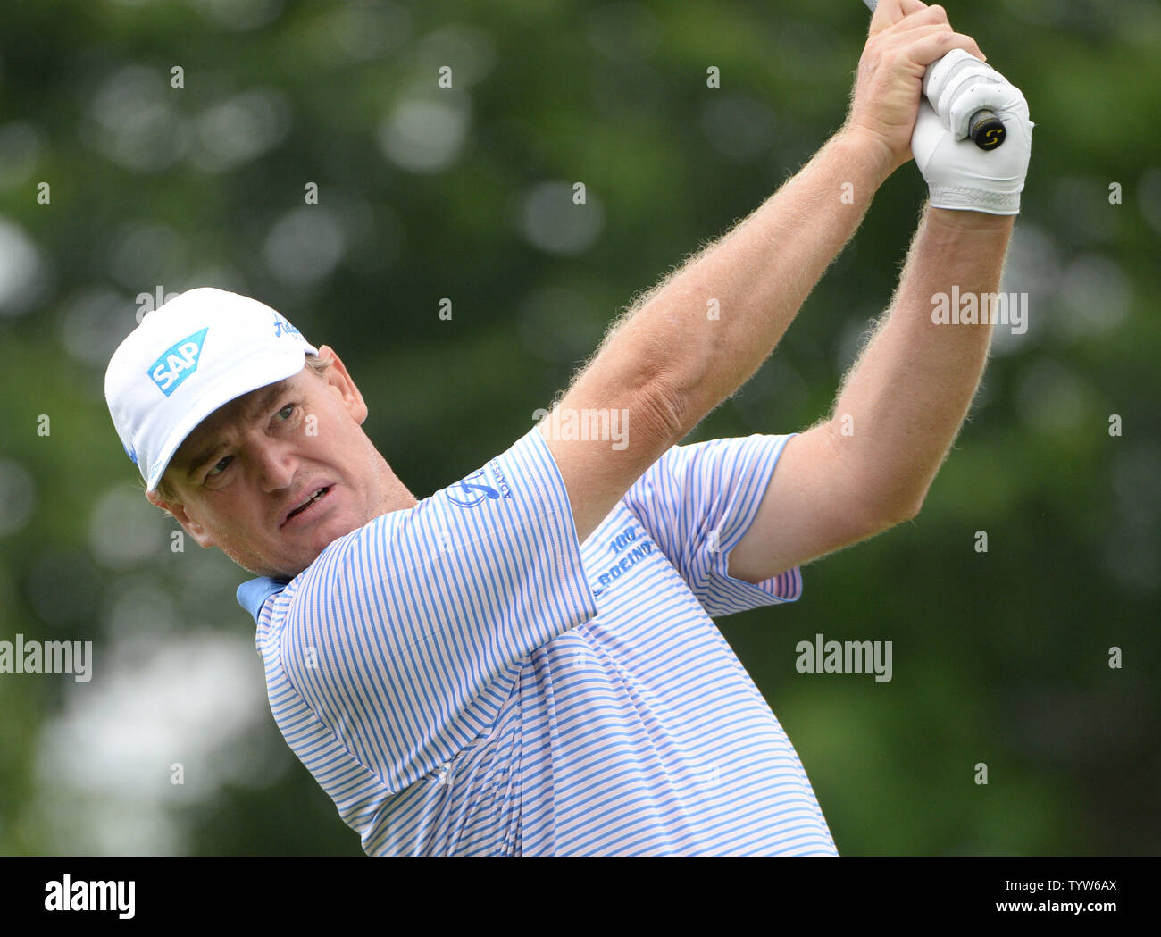 Ancien champion de l'US Open, Ernie Els de l'Afrique, hits d'un disque sur la troisième main de son premier tour Vendredi au cours de la tour de l'US Open golf championship à Oakmont Country Club près de Pittsburgh, Pennsylvanie le 17 juin 2016. Els venait de démarrer son premier tour en raison de retards de la pluie hier et se jouer de son deuxième 18 plus tard aujourd'hui. Photo de Pat Benic/UPI Banque D'Images