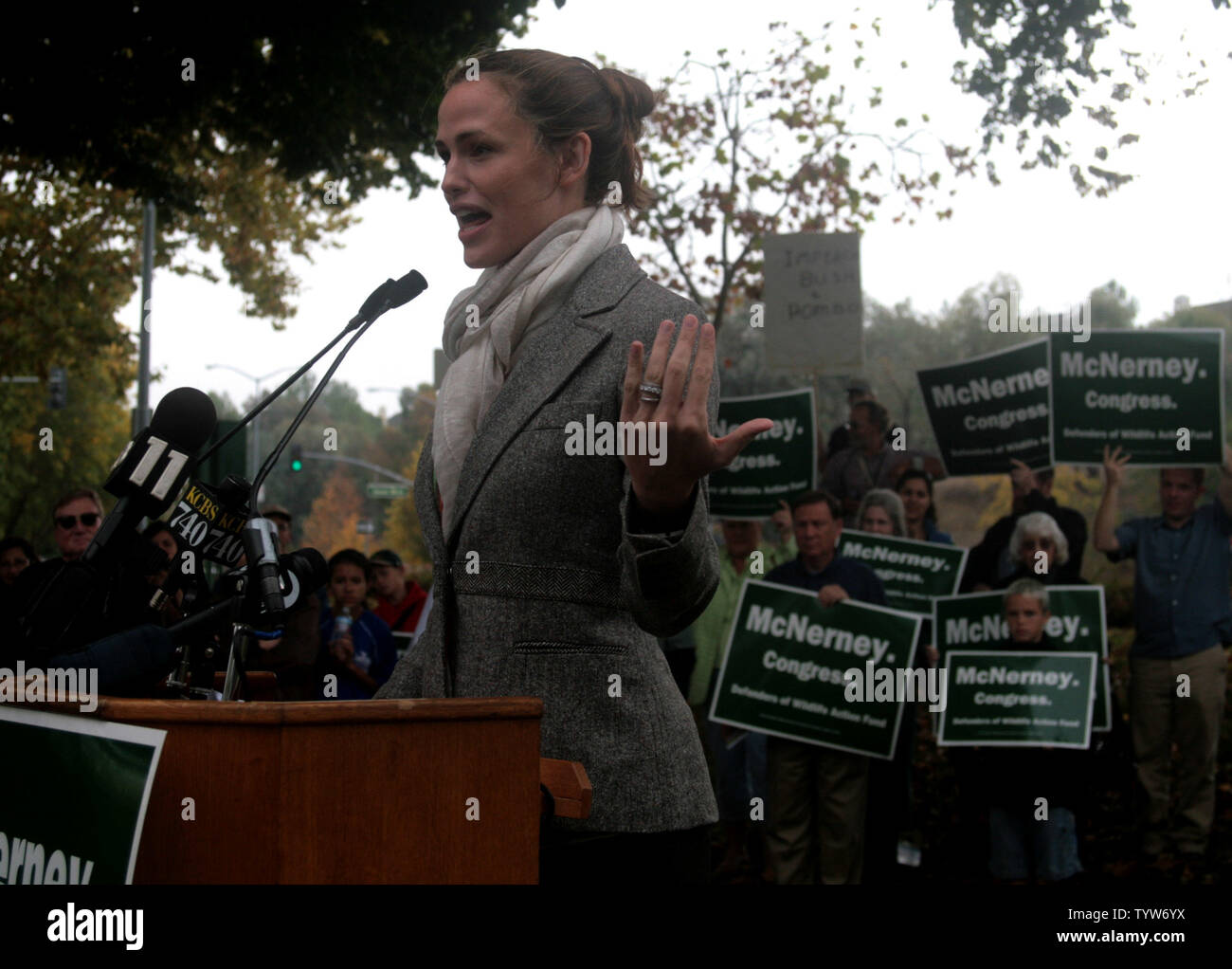 L'actrice Jennifer Garner parle à un rassemblement à l'appui de candidat du congrès démocratique Jerry McNerney au parc Civic à Pleasanton, Californie, le 4 novembre 2006 (UPI/Photo David Yee) Banque D'Images