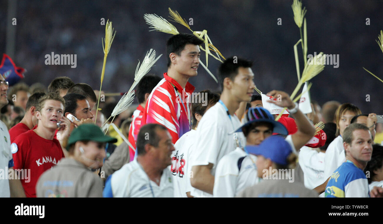Hoopster chinois Yao Ming est tête et les épaules au-dessus d'autres athlètes du monde comme il entre dans le stade olympique d'Athènes pour la cérémonie de clôture le 29 août 2004. (Photo d'UPI/Grace Chiu) Banque D'Images