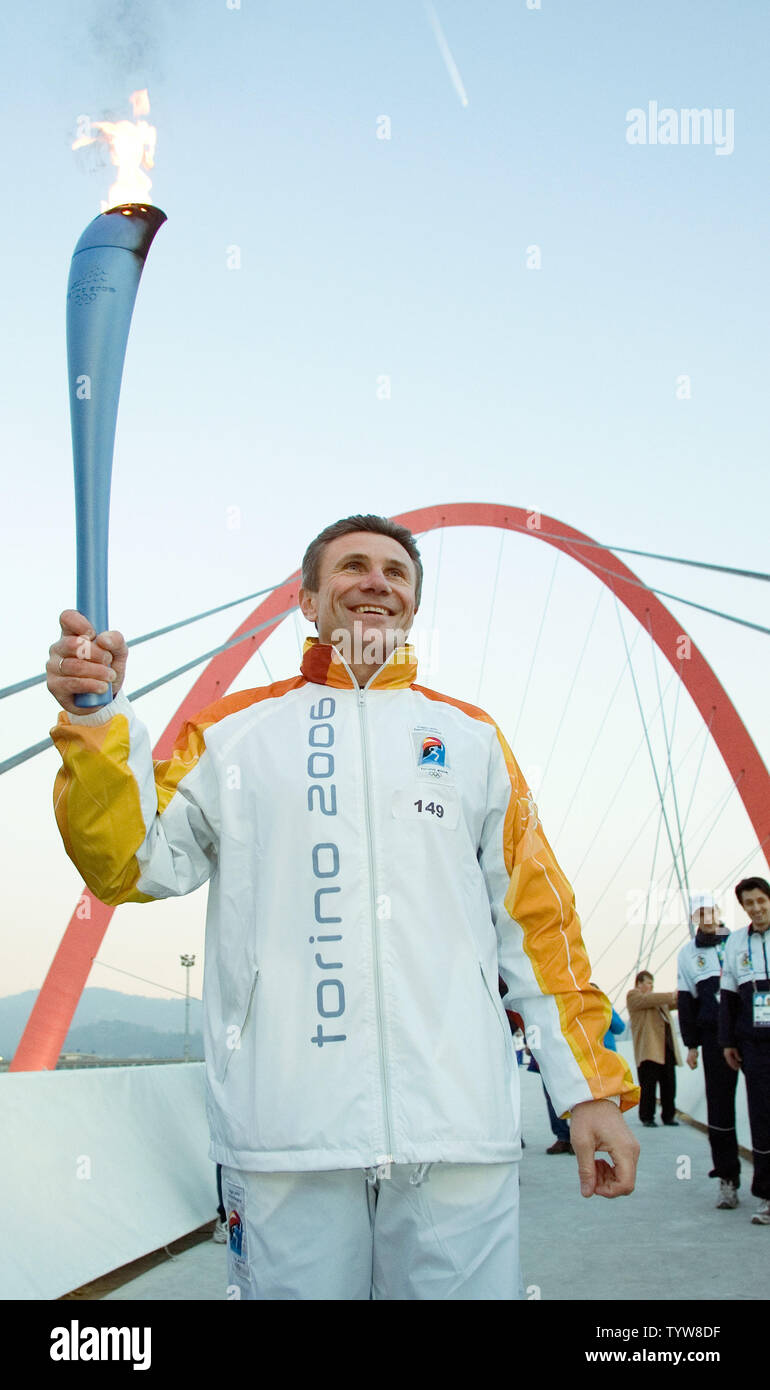 Athlète russe Sergueï Bubka porte le flambeau olympique Olympique sur le  pont qui relie le village des athlètes avec les principaux centres des  médias au cours de Lingotto sa jambe de la
