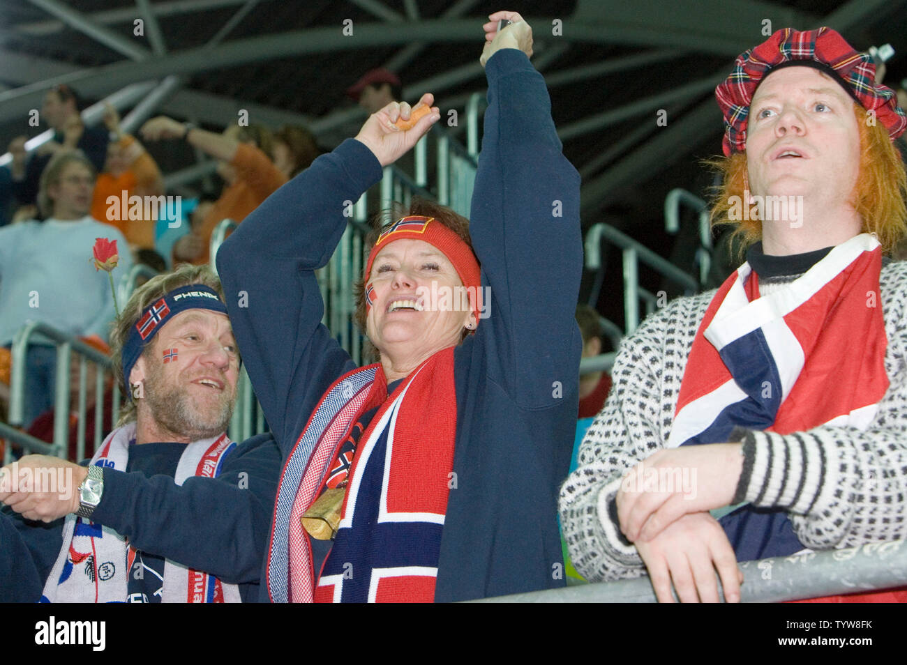 Fans norvégiens soutenir leurs patineurs dans les hommes du 5000 m en patinage de vitesse dans l'Oval Lingotto 2006 Jeux Olympiques d'hiver de Turin, le 11 février 2006. (Photo d'UPI/Heinz Ruckemann) Banque D'Images