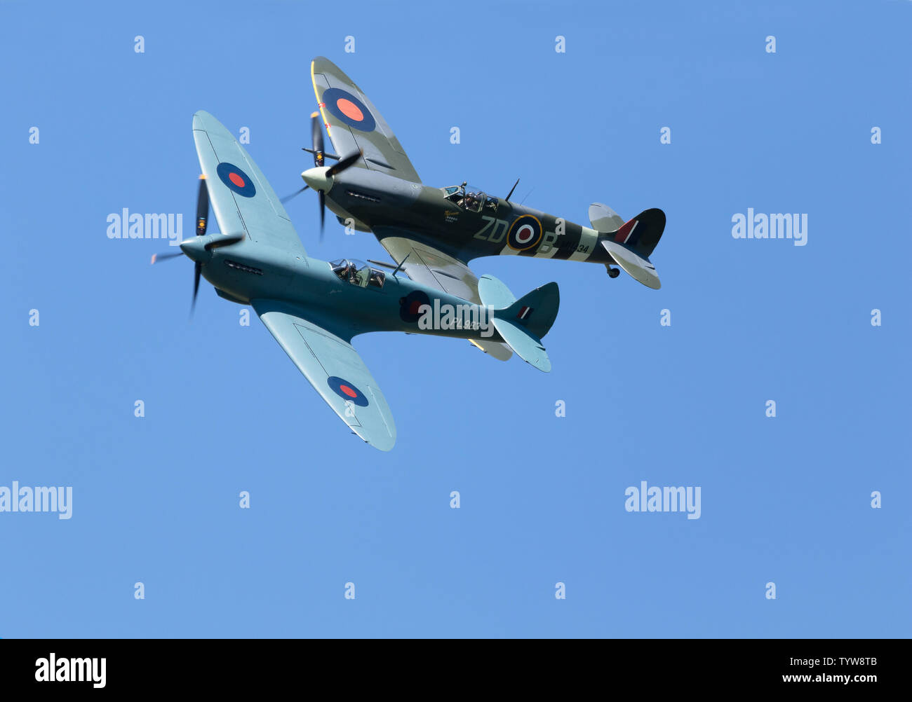 Deux Supermarine Spitfire volant en formation à Heveningham Pays Gala, Suffolk UK Banque D'Images
