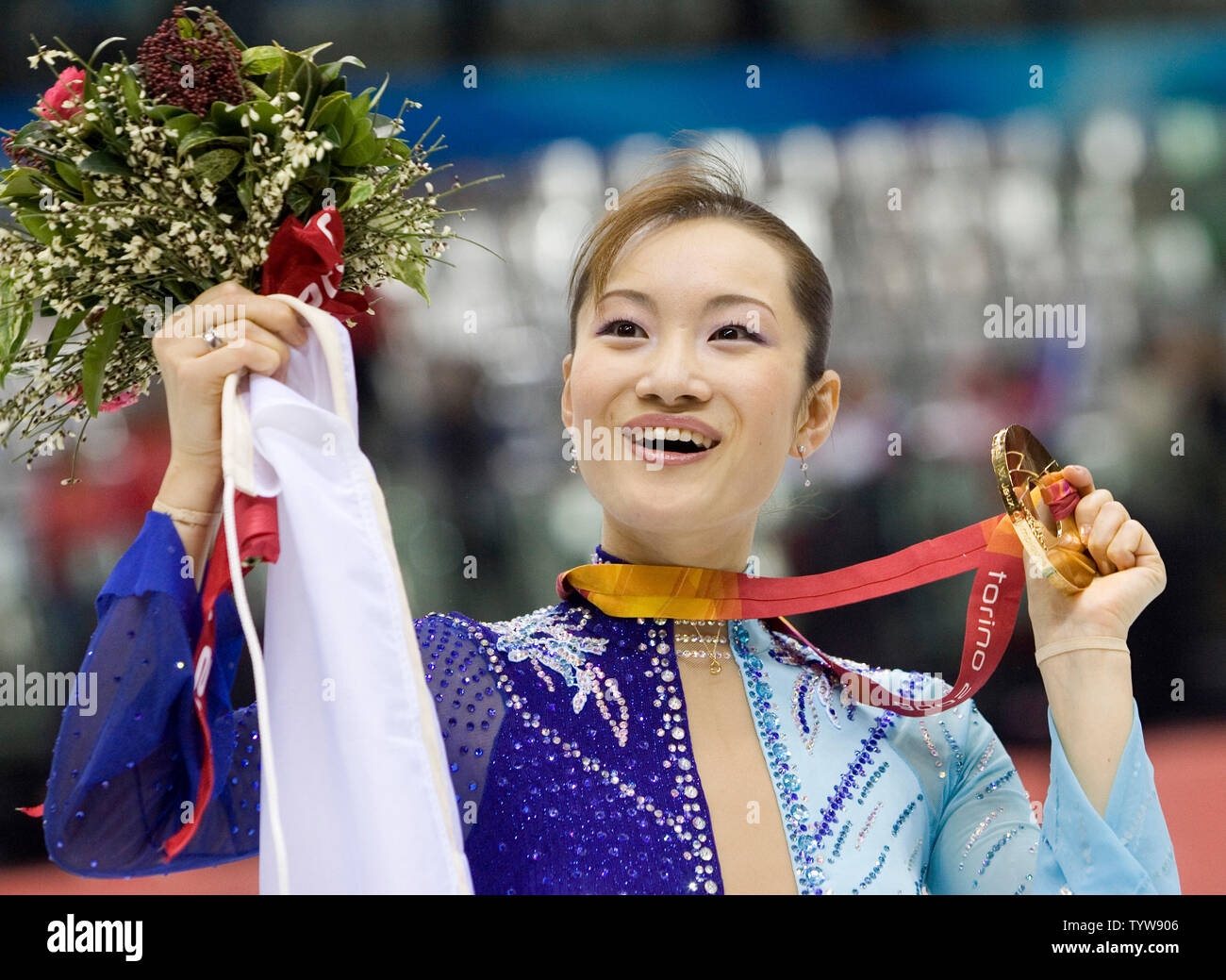 Shizuka Arakawa célèbre remportant une médaille d'or au classement général après le programme libre de patinage artistique dans les 2006 Jeux Olympiques d'hiver de Turin, le 23 février 2006. (Photo d'UPI/Heinz Ruckemann) Banque D'Images