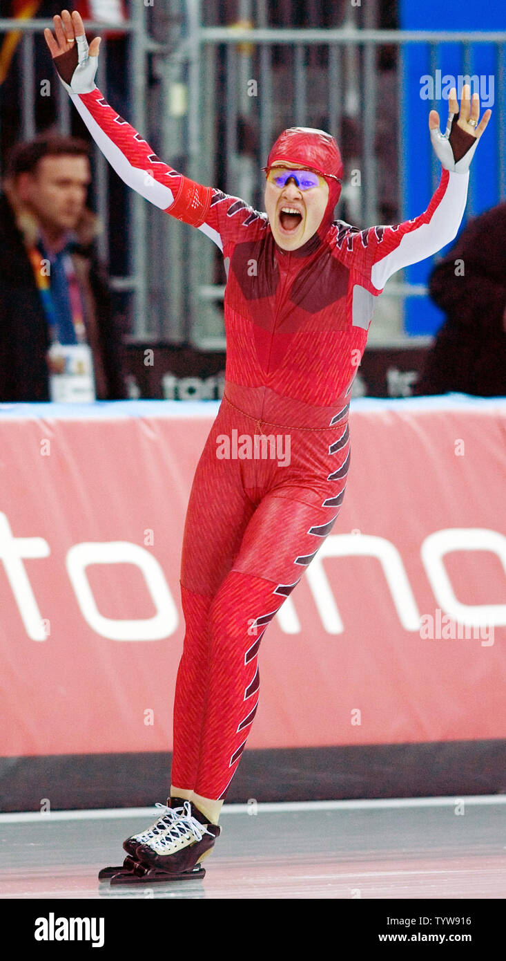 Clara Hughes du Canada remporte la médaille d'or en patinage de vitesse à 5000m dans l'Oval Lingotto 2006 Jeux Olympiques d'hiver de Turin, le 25 février 2006. (Photo d'UPI/Heinz Ruckemann) Banque D'Images