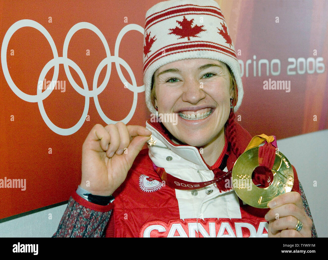Clara Hughes du Canada montre son a remporté la médaille d'or dans l'épreuve féminine du 5000m en patinage de vitesse à l'Oval Lingotto dans les 2006 Jeux Olympiques d'hiver de Turin, le 25 février 2006. (Photo d'UPI/Heinz Ruckemann) Banque D'Images