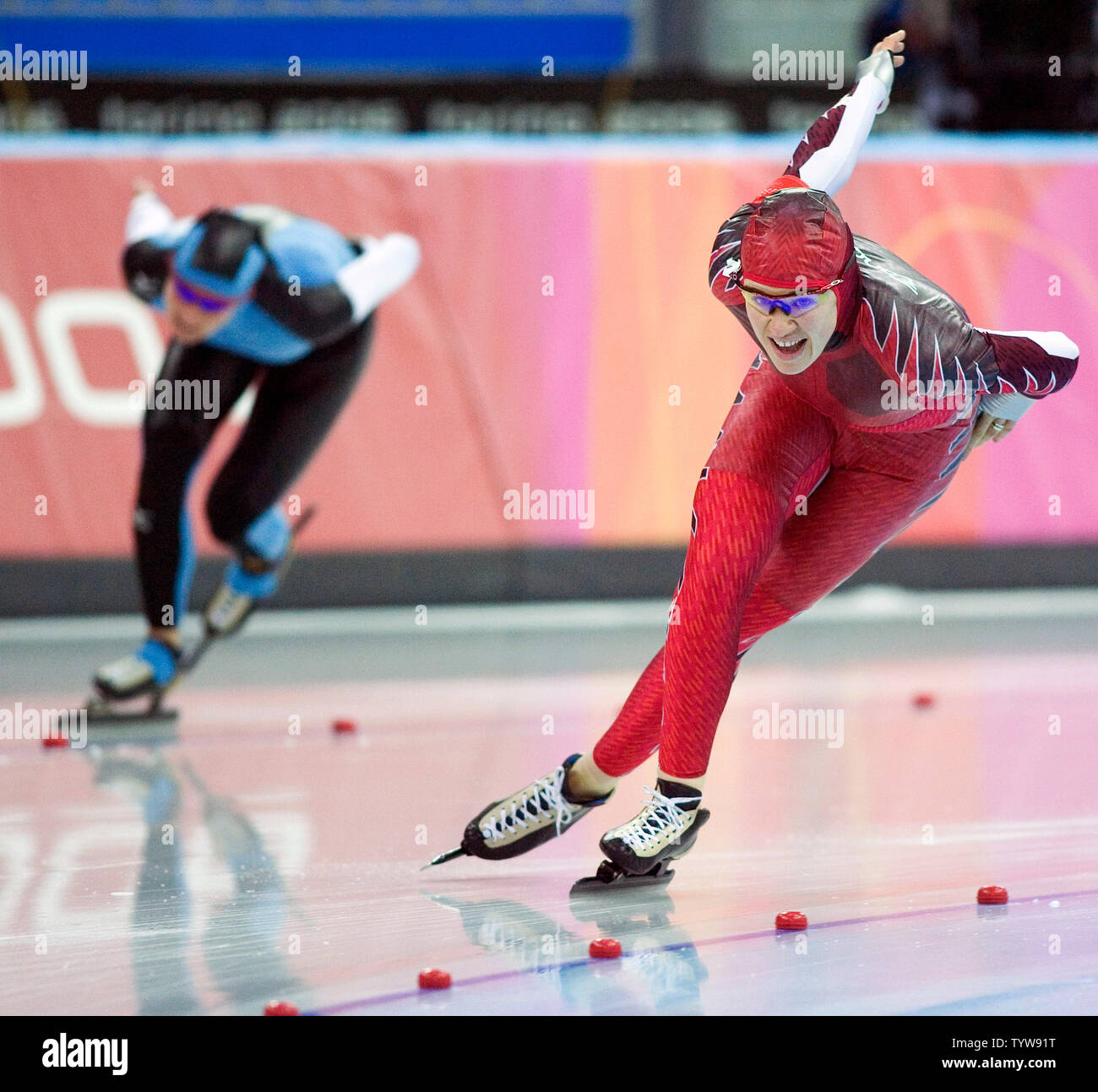 Clara Hughes du Canada bat Claudia Pechstein de l'Allemagne de gagner la médaille d'or en patinage de vitesse à 5000m dans l'Oval Lingotto 2006 Jeux Olympiques d'hiver de Turin, le 25 février 2006. Pechstein décroche l'argent. (Photo d'UPI/Heinz Ruckemann) Banque D'Images