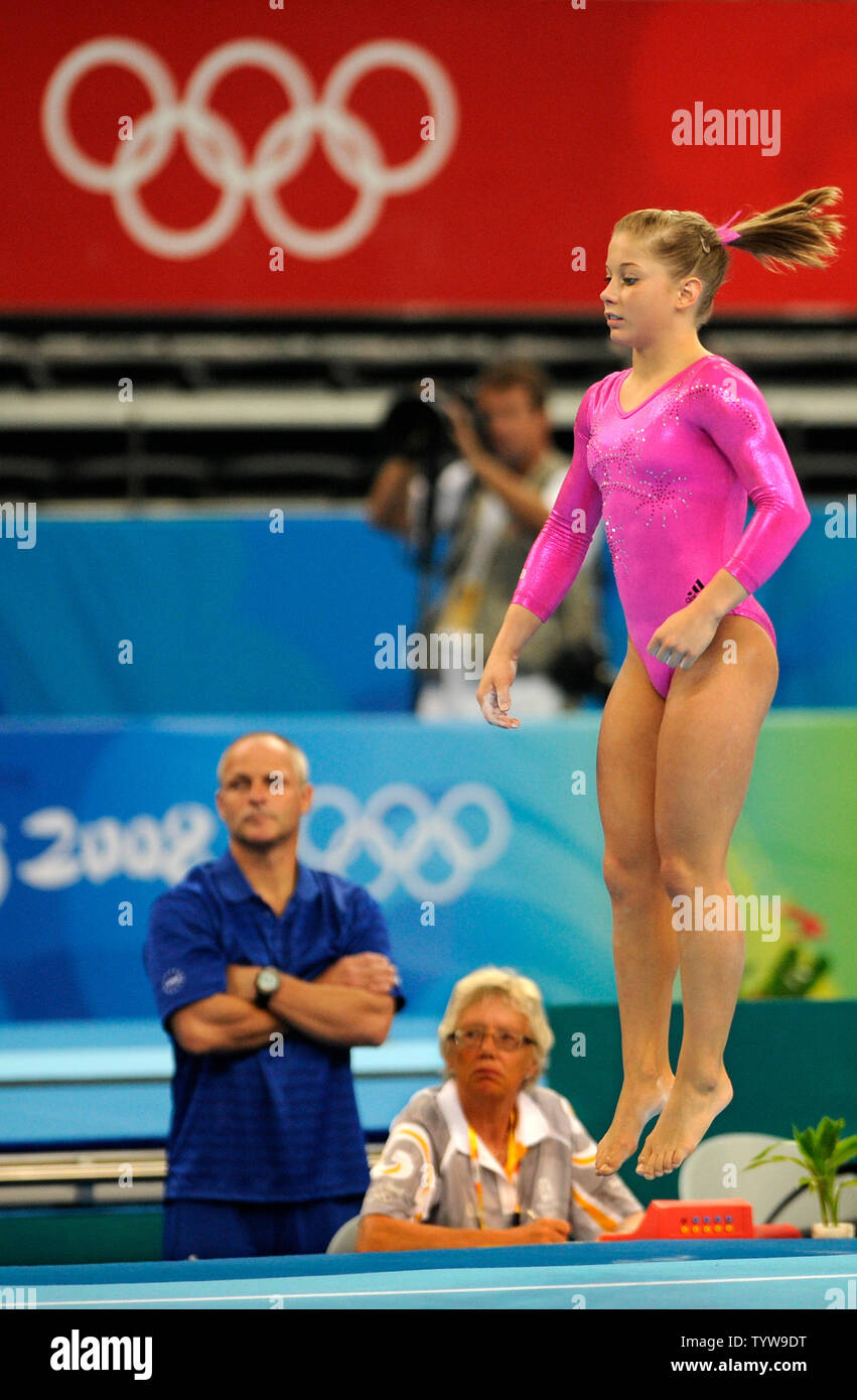 Gymnaste américaine Shawn Johnson, une médaille d'espoir, de sauts dans l'air de se perdre avant de pratiquer au cours d'une tribune à l'échelle nationale de formation stade couvert, le 7 août 2008, à Pékin, en Chine. Les cérémonies d'ouverture des Jeux Olympiques d'Été de Pékin sera le 8 août. (Photo d'UPI/Mike Theiler) Banque D'Images