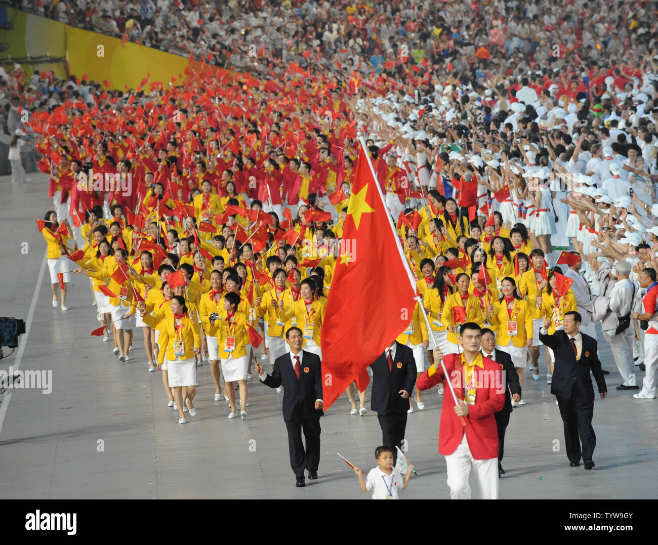 Yao Ming porte le drapeau comme il dirige l'équipe olympique chinoise dans le stade national, appelé le nid d'oiseau, au cours de la cérémonie d'ouverture des Jeux Olympiques d'été de 2008 à Pékin le 8 août 2008. Les Jeux d'été se prolongera jusqu'au 24 août 2008. (Photo d'UPI/Pat Benic) Banque D'Images