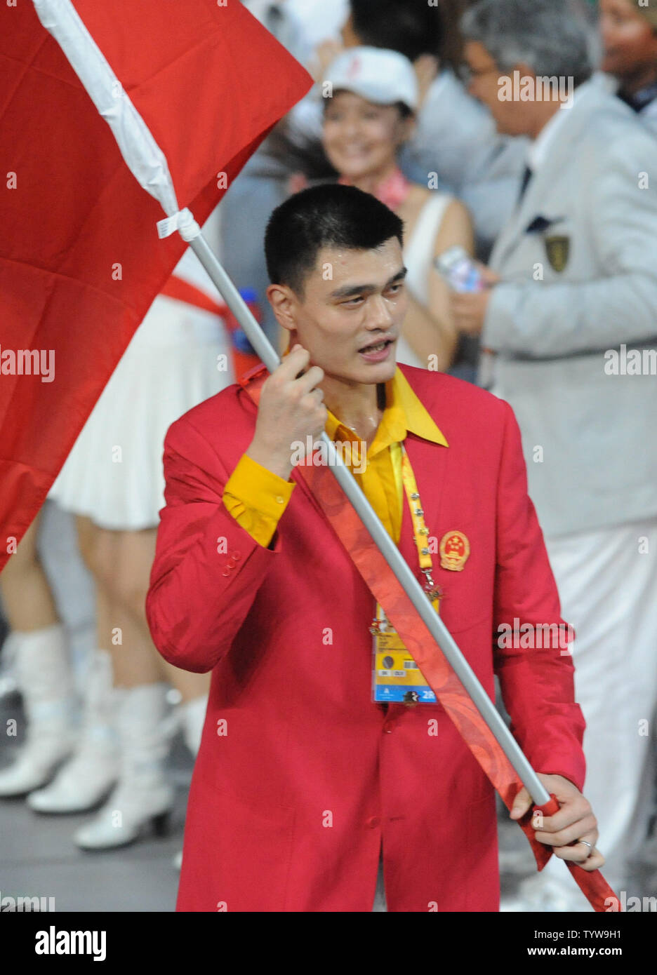 Yao Ming porte le drapeau comme il dirige l'équipe olympique chinoise dans le stade national, appelé le nid d'oiseau, au cours de la cérémonie d'ouverture des Jeux Olympiques d'été de 2008 à Pékin le 8 août 2008. Les Jeux d'été se prolongera jusqu'au 24 août 2008. (Photo d'UPI/Pat Benic) Banque D'Images