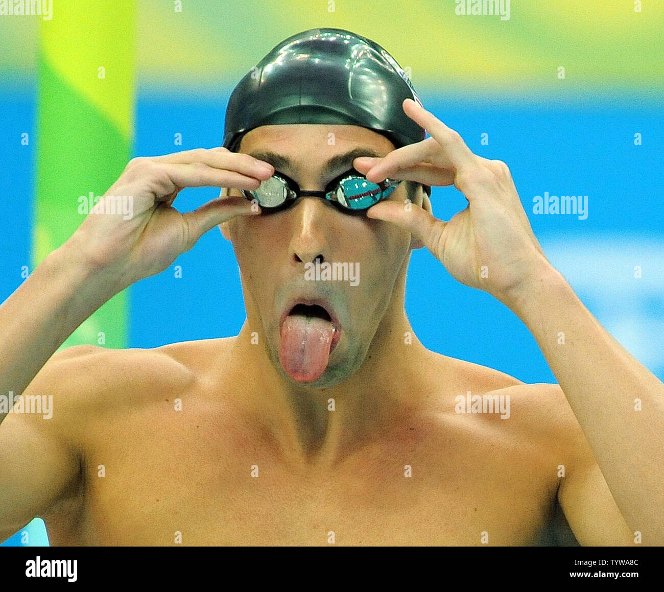 USA's Michael Phelps ajuste ses lunettes avant la compétition dans  l'épreuve du 400 mètres quatre nages individuel finale au Centre aquatique  national (Cube d'eau) pendant les Jeux Olympiques d'été de 2008 à