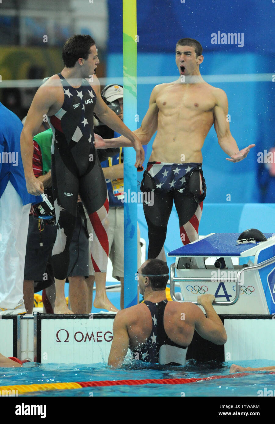 USA's Michael Phelps et son coéquipier Garrett Weber-Gale (L) que Jason Lezak cheer (eau) arrive à l'arrivée de la Men's 4x100m relais finale au Centre national de natation aux Jeux olympiques de cet été à Pékin le 11 août 2008. Lezak venaient de derrière et a remporté une victoire spectaculaire pour l'équipe des États-Unis, l'établissement d'un record du monde de 3:08,24. (Photo d'UPI/Pat Benic)l Banque D'Images