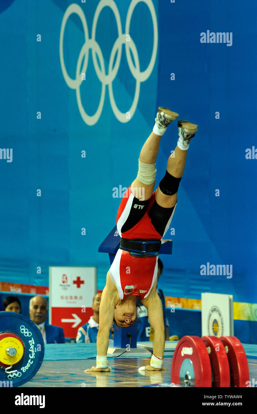 L'haltérophile albanais Romela Begaj fonctionne un handstand in jubilation après elle a levé la dernière tentative de 118 kg à l'épaulé jeté de la women's 58 KG : groupe, le 11 août 2008, aux Jeux olympiques de cet été à Pékin, en Chine. (Photo d'UPI/Mike Theiler) Banque D'Images