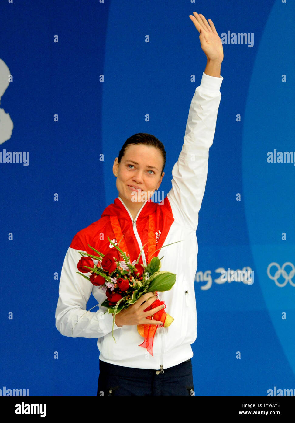 USA's gold medal Natalie Coughlin salue la foule lors de la cérémonie de remise des prix pour le Women's 100m dos au Centre national de natation aux Jeux olympiques de cet été à Pékin le 12 août 2008. Temps de Coughlin était 58,96. (Photo d'UPI/Pat Benic) Banque D'Images