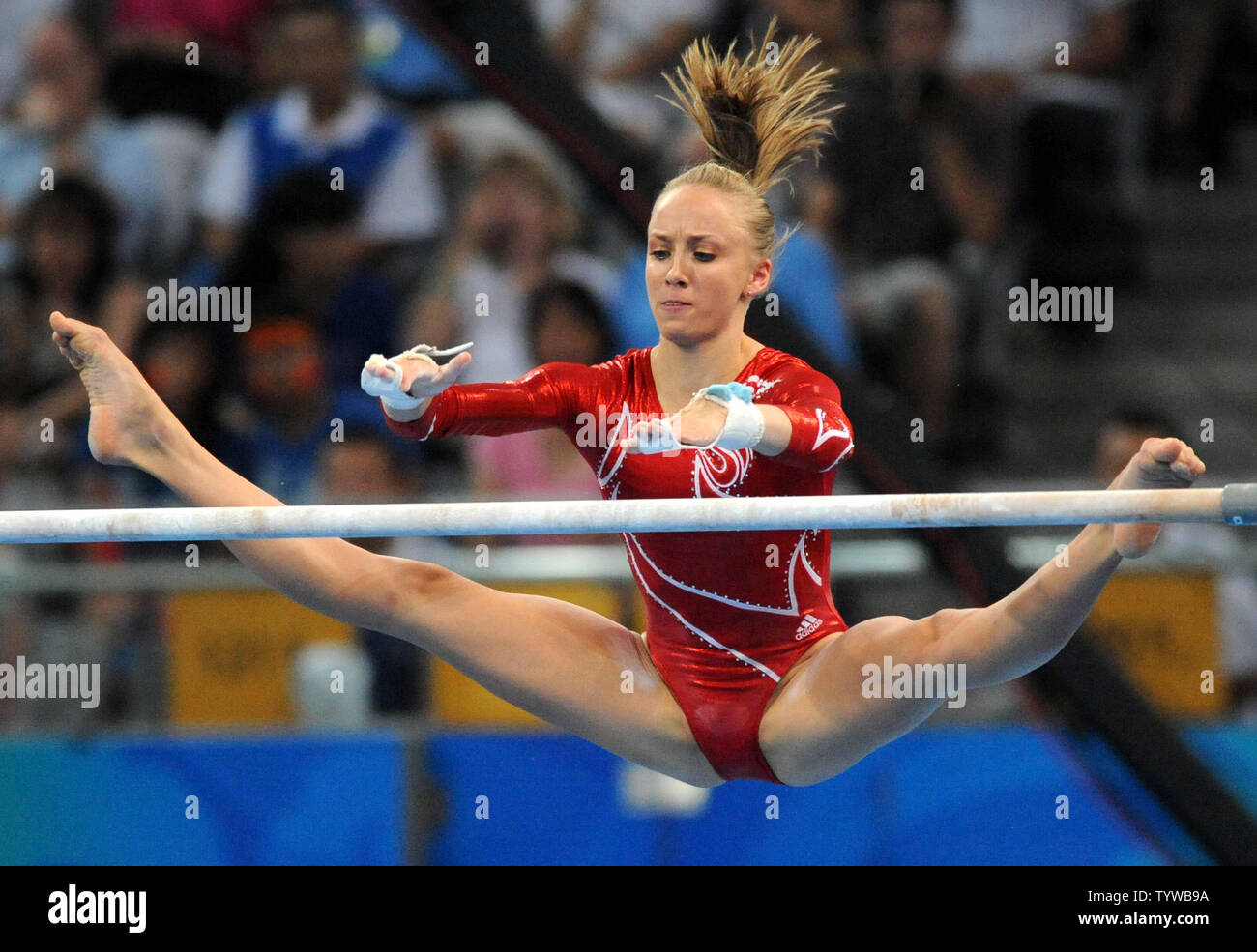 USA's Nastia Liukin vole dans sa routine sur les barres asymétriques au cours de l'équipe féminine de la gymnastique à la finale National des Sports aux Jeux olympiques de cet été à Pékin le 13 août 2008. Les USA avaient en tête après les barres mais des erreurs à la poutre de plancher et les coûts qu'elles n'a obtenu la médaille d'argent, et la Chine a remporté la médaille d'or dans l'événement. Liukin's sur le score de 16,9 bars a été le plus élevé de n'importe quel concurrent pendant l'événement. (Photo d'UPI/Pat Benic) Banque D'Images