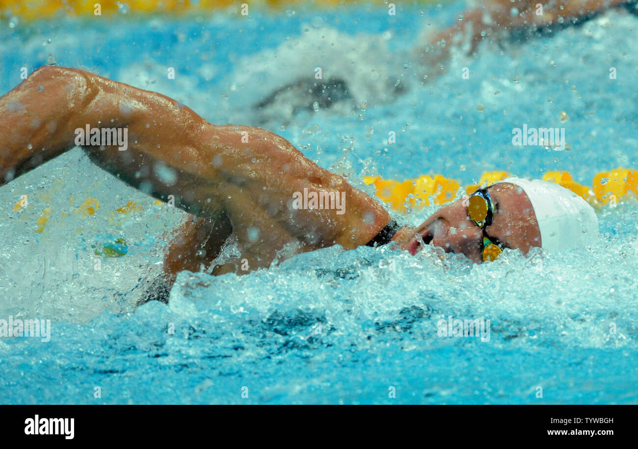 France's Alain Bernard durs dans l'eau sur son chemin jusqu'à la médaille d'or au 100 mètres nage libre au Centre national de natation aux Jeux olympiques de cet été à Pékin le 14 août 2008. Bernard a gagné avec un temps de 47,21 secondes. (Photo d'UPI/Pat Benic) Banque D'Images