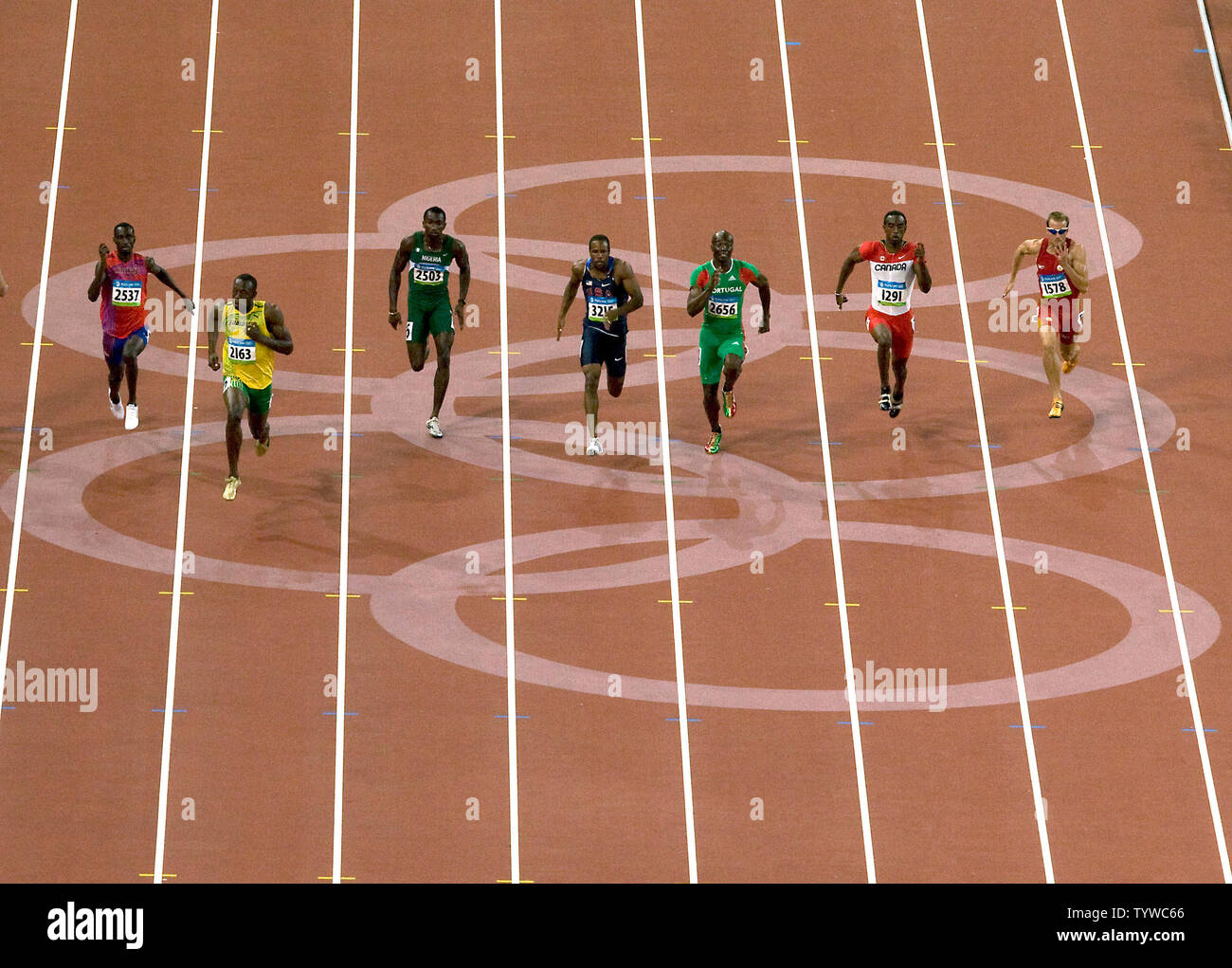 (L-R) La Norvège a Jaysuma Saidy Ndure, Usain Bolt, de la Jamaïque, du Nigeria Obinna Metu, USA's Darvis Patton, le Portugais Francis Obikwelu, le Anson Henry et de l'Espagne Angel David Rodriguez sprint pour la ligne d'arrivée dans le deuxième volet des Jeux Olympiques le 100 m chauffe à Pékin le 15 août 2008. Bolt a gagné avec un temps de 9,92. (UPI Photo/Stephen Shaver) Banque D'Images