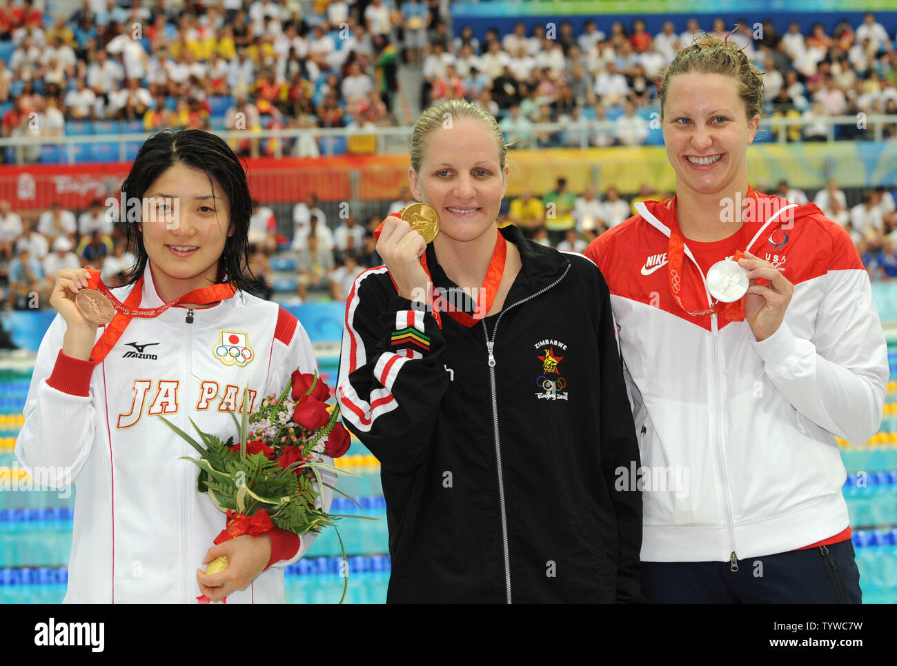 Médaillé de bronze du Japon Reiko Nakamura (L), médaillé d'or du Zimbabwe Kirsty Coventry (C) et médaillé d'argent des USA pour Margaret Hoelzer (R) montrent leurs médailles durant la cérémonie de la féministe 200 mètres dos finale au Centre national de natation aux Jeux olympiques de cet été à Pékin le 16 août 2008. Coventry a établi un record du monde avec un temps de 20:05,24. (Photo d'UPI/Pat Benic) Banque D'Images