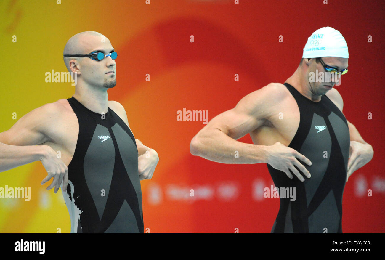 France's Alain Bernard (R) et le Suédois Stefan Nystrand soyez prêt pour les hommes 50 mètres nage libre lors de la Centre national de natation aux Jeux olympiques de cet été à Pékin le 16 août 2008. Nystrand a remporté une médaille de bronze. (Photo d'UPI/Pat Benic) Banque D'Images