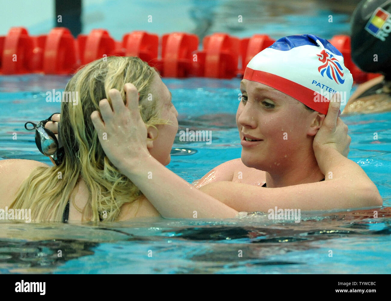 Rebecca Adlington de Grande-Bretagne (L) est félicité par coéquipier Cassandra Patten après avoir établi un record du monde (8:14,10) et gagner la médaille d'or en 800m nage libre à la National Aquatic Centre (Cube d'eau) pendant les Jeux Olympiques d'été de 2008 à Beijing, Chine, le 16 août 2008. (Photo d'UPI/Roger L. Wollenberg) Banque D'Images