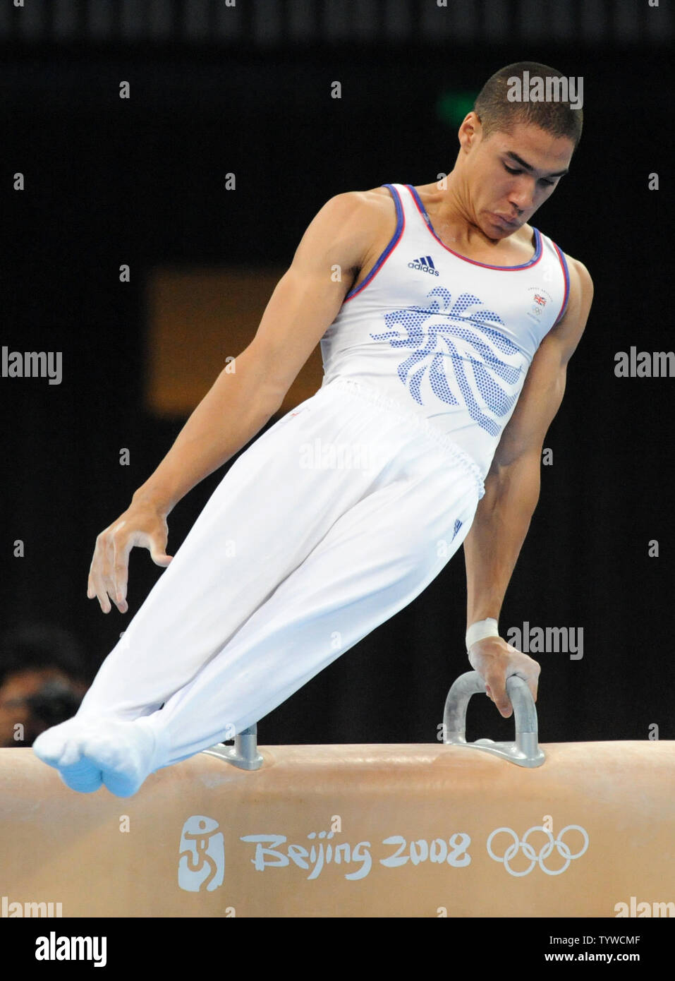 Louis de la Grande-Bretagne Smith effectue sa médaille de bronze sur la routine du cheval d'arçons hommes dans l'appareil finale au National Indoor Stadium de gymnastique aux Jeux olympiques de cet été à Pékin le 17 août 2008. (Photo d'UPI/Pat Benic) Banque D'Images