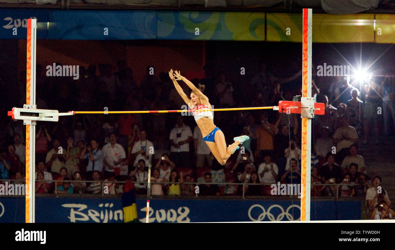 Elena Isinbaeva la Russie efface avec succès 5,05 pour un record du monde et une médaille d'or chez les femmes de la finale olympique de saut à la perche au cours d'athlétisme à Pékin le 18 août 2008. Jennifer Stuczynski USA a pris de l'argent tandis que la Russie Svetlana Feofanova a pris le bronze. (UPI Photo/Stephen Shaver) Banque D'Images