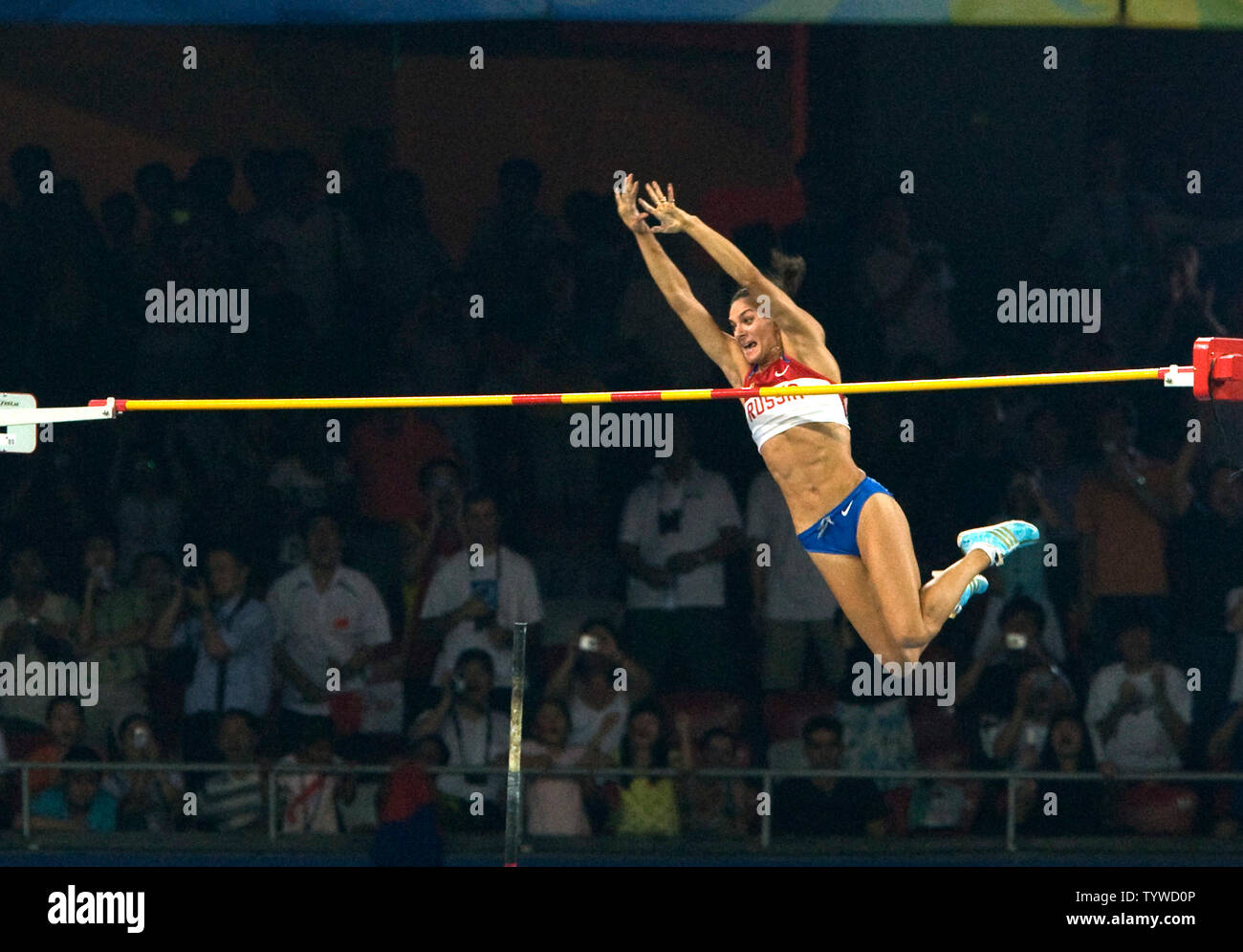 Elena Isinbaeva la Russie efface avec succès 5,05 pour un record du monde et une médaille d'or chez les femmes de la finale olympique de saut à la perche au cours d'athlétisme à Pékin le 18 août 2008. Jennifer Stuczynski USA a pris de l'argent tandis que la Russie Svetlana Feofanova a pris le bronze. (UPI Photo/Stephen Shaver) Banque D'Images