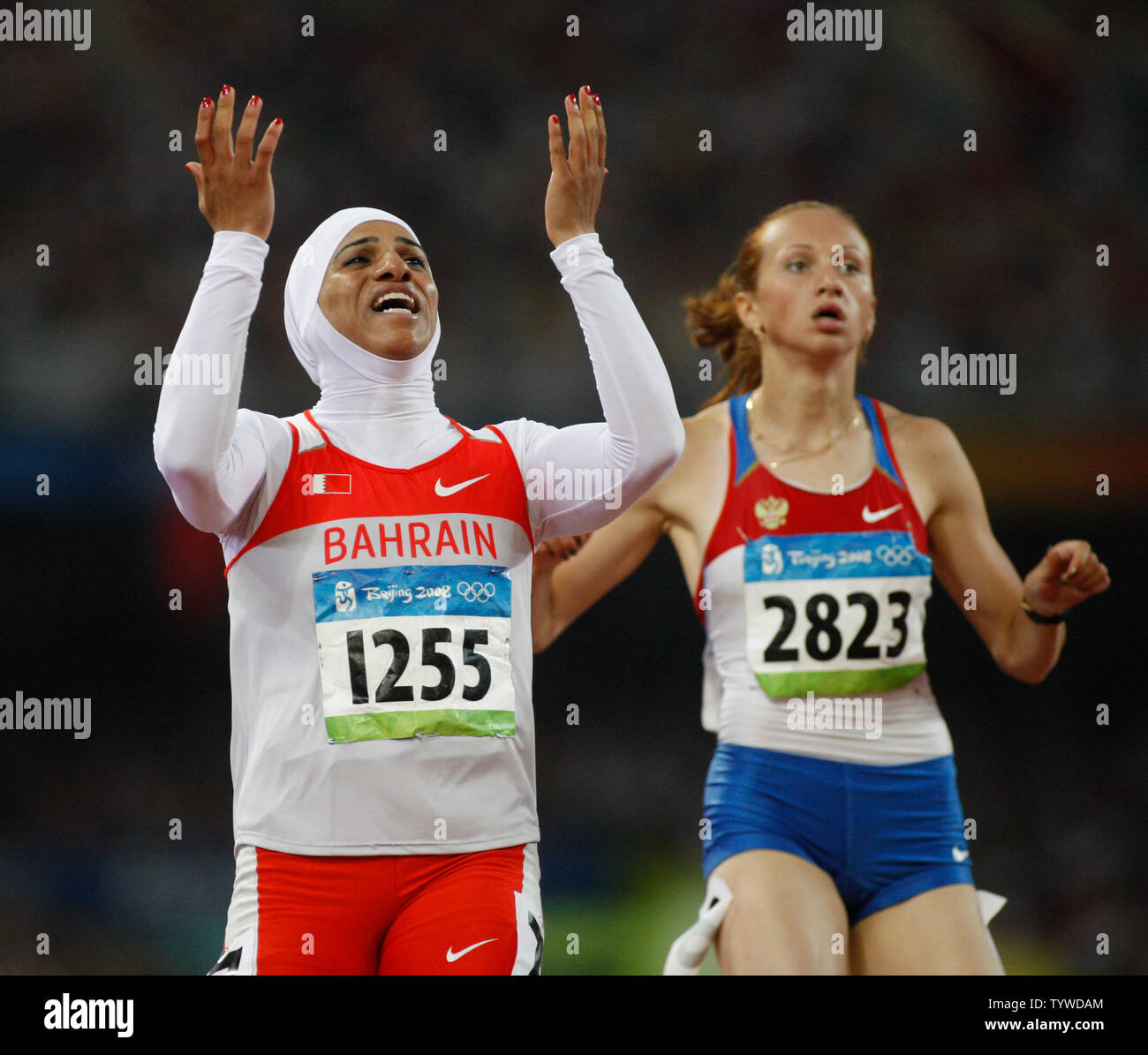 Le Bahreïn Roqaya Al-Gassra (1255) célèbre sa victoire de la Russie à côté de chaleur Aleksandra Fedoriva dans un 200 mètres 2ème tour la chaleur pendant les Jeux Olympiques de Beijing 2008 athlétisme le 19 août 2008. Roqaya Al-Gassra s 12,76. (Photo d'UPI/Terry Schmitt) Banque D'Images