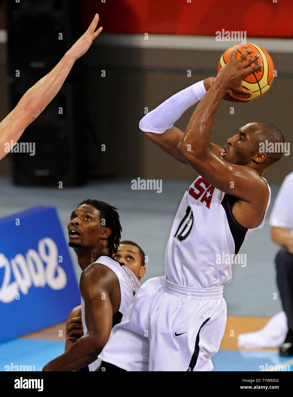 Kobe Bryant du Team USA pousses durant deuxième trimestre basket-ball action au Gymnase olympique de basketball, le 20 août 2008, aux Jeux olympiques de cet été à Pékin, en Chine. Kobe a obtenu une récolte de 25 points et les Américains ont gagné facilement, 116-85. (Photo d'UPI/Mike Theiler) Banque D'Images