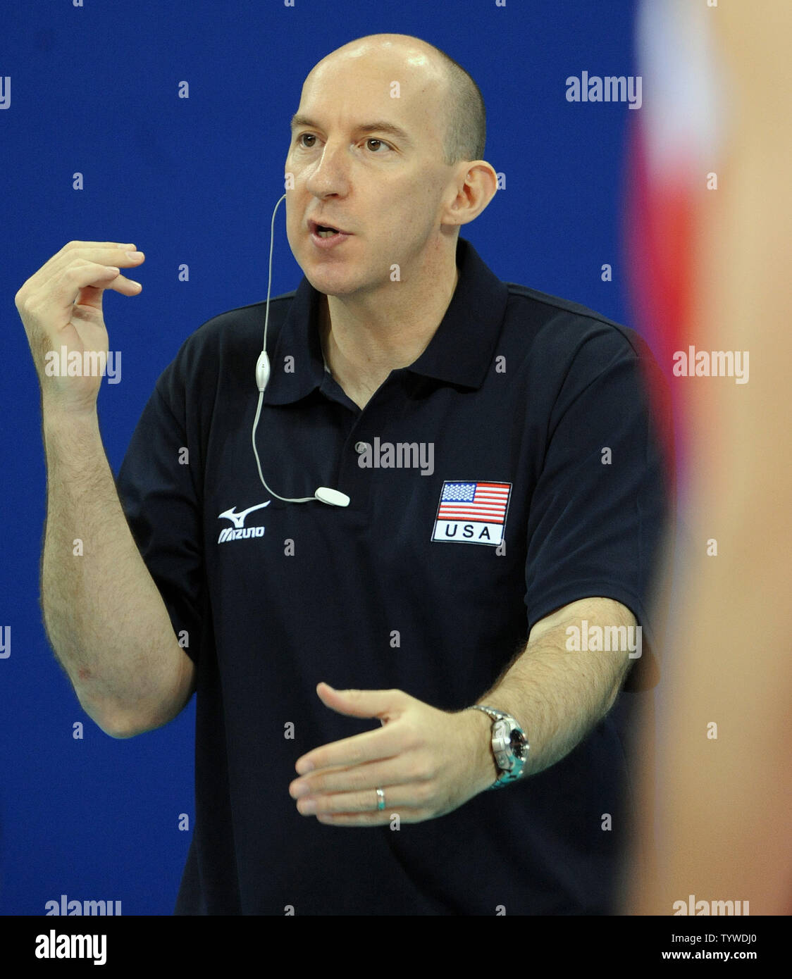 USA entraîneur en chef Hugh McCutcheon veille sur son équipe dans sa demi-finale match de volleyball masculin avec la Russie durant les Jeux Olympiques d'été de 2008 à Pékin le 22 août 2008. USA battre la Russie trois jeux à deux. (Photo d'UPI/Roger L. Wollenberg) Banque D'Images