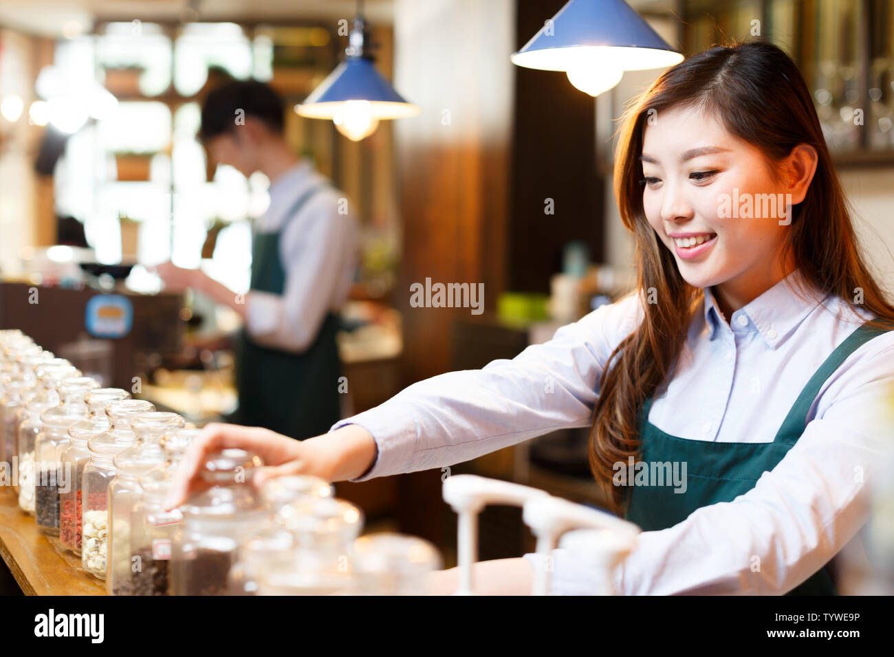 Faire serveuse et serveur dans un café Banque D'Images