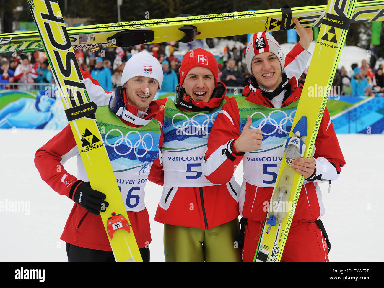 Or Simon Ammann (C) de la Suisse, de l'argent olympique Adam Malysz (L) de Pologne et médaillé de bronze Gregor Schlierenzauer d'Autriche posent pour une photo après le saut à ski Tremplin normal à la concurrence aux Jeux Olympiques d'hiver de Vancouver 2010 au Parc olympique de Whistler, à Whistler, Canada, 13 février 2010. UPI/Kevin Dietsch Banque D'Images