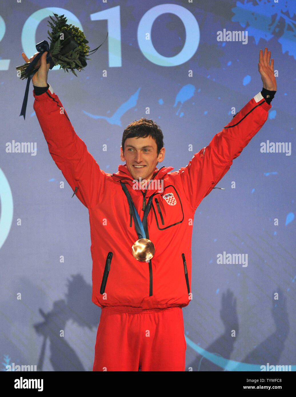 Médaillé de bronze, Jakov Fak de Croatie célèbre au cours de la cérémonie de la victoire pour les hommes de la 10km biathlon, à Whistler, Canada, 14 février 2010. UPI/Kevin Dietsch Banque D'Images