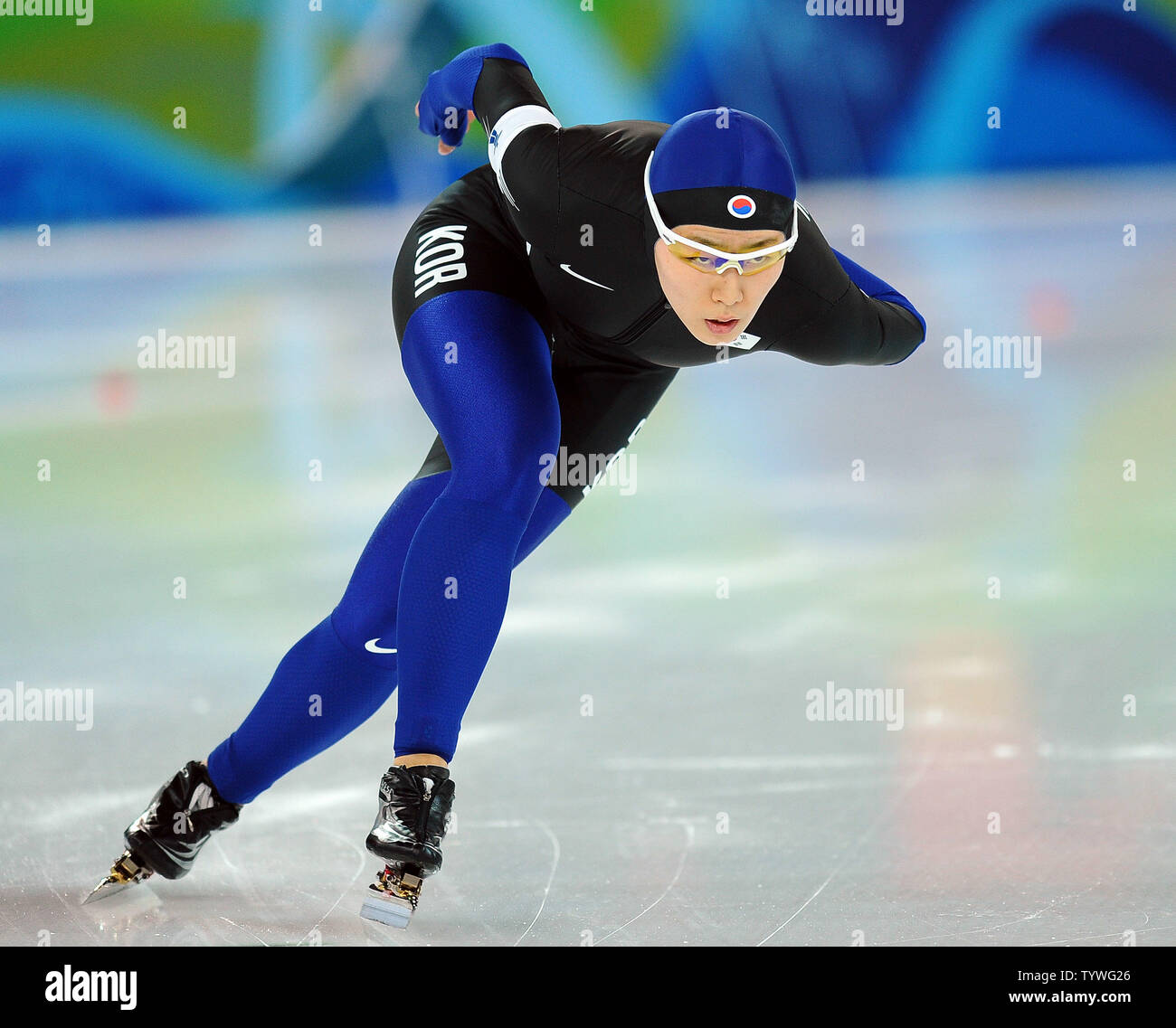 Sang-Hwa Lee de Corée skates en première place dans les 500 mètres de patinage de vitesse à l'anneau olympique de Richmond, à Vancouver, Canada, durant les Jeux Olympiques d'hiver de 2010 le 16 février 2010. Lee a remporté la médaille d'or avec un temps combiné de 76,09. UPI/Roger L. Wollenberg Banque D'Images