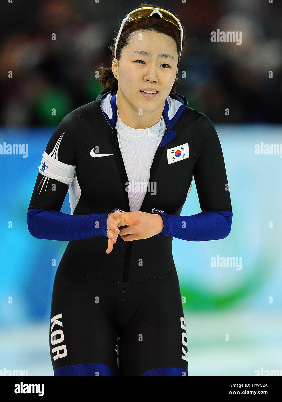 Sang-Hwa Lee de Corée commence à se rendre compte qu'elle était arrivé en tête dans les 500 mètres de patinage de vitesse à l'anneau olympique de Richmond, à Vancouver, Canada, durant les Jeux Olympiques d'hiver de 2010 le 16 février 2010. Lee a remporté la médaille d'or avec un temps combiné de 76,09. UPI/Roger L. Wollenberg Banque D'Images
