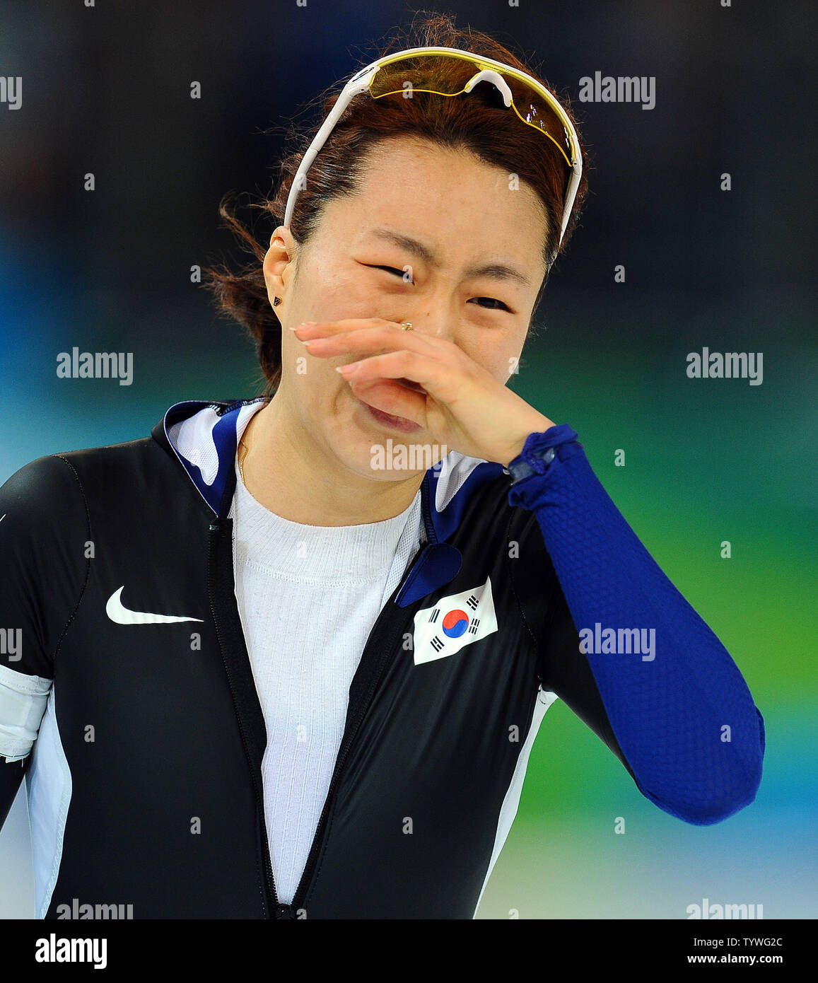 Sang-Hwa Lee de Corée commence à se rendre compte qu'elle était arrivé en tête dans les 500 mètres de patinage de vitesse à l'anneau olympique de Richmond, à Vancouver, Canada, durant les Jeux Olympiques d'hiver de 2010 le 16 février 2010. Lee a remporté la médaille d'or avec un temps combiné de 76,09. UPI/Roger L. Wollenberg Banque D'Images