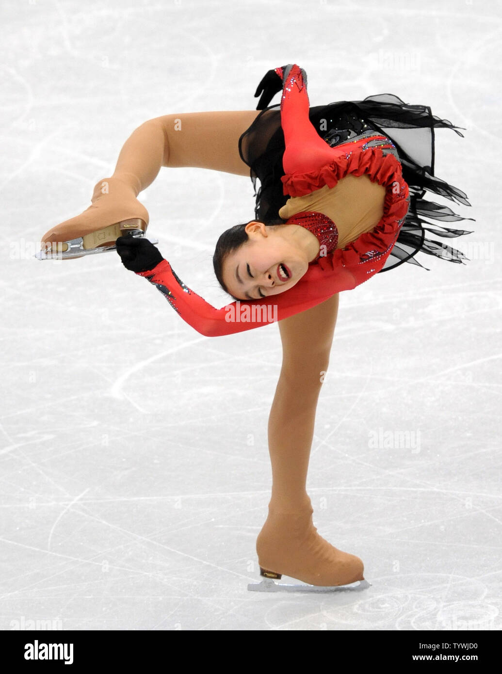 Mao Asada du Japon effectue dans le programme de patinage libre du patinage artistique de l'événement final au Pacific Coliseum aux Jeux Olympiques d'hiver à Vancouver, Canada le 25 février 2010. L'Asada a remporté la médaille d'argent à l'événement. UPI/Pat Benic Banque D'Images