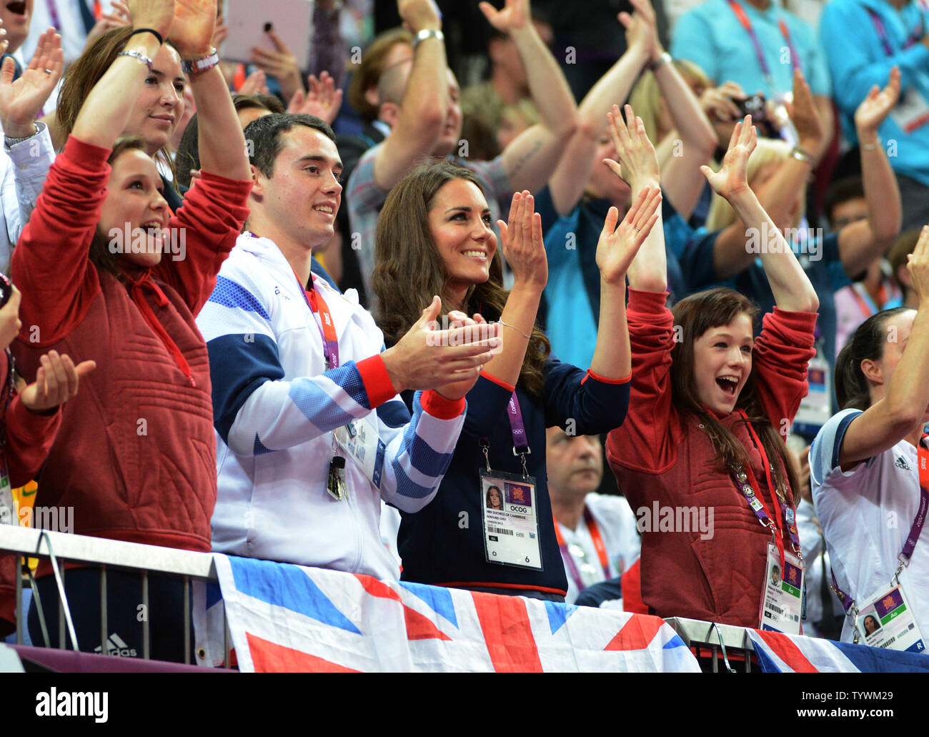 Kate Middleton, duchesse de Cambridge, (bleu) de la Grande-Bretagne acclame les entrées dans l'appareil d'hommes cheval d'arçons finales à la North Greenwich Arena au cours de la London 2012 Jeux Olympiques d'été à Greenwich, Londres, le 5 août 2012. À sa droite est gymnaste britannique Kristian Thomas. UPI/Pat Benic Banque D'Images