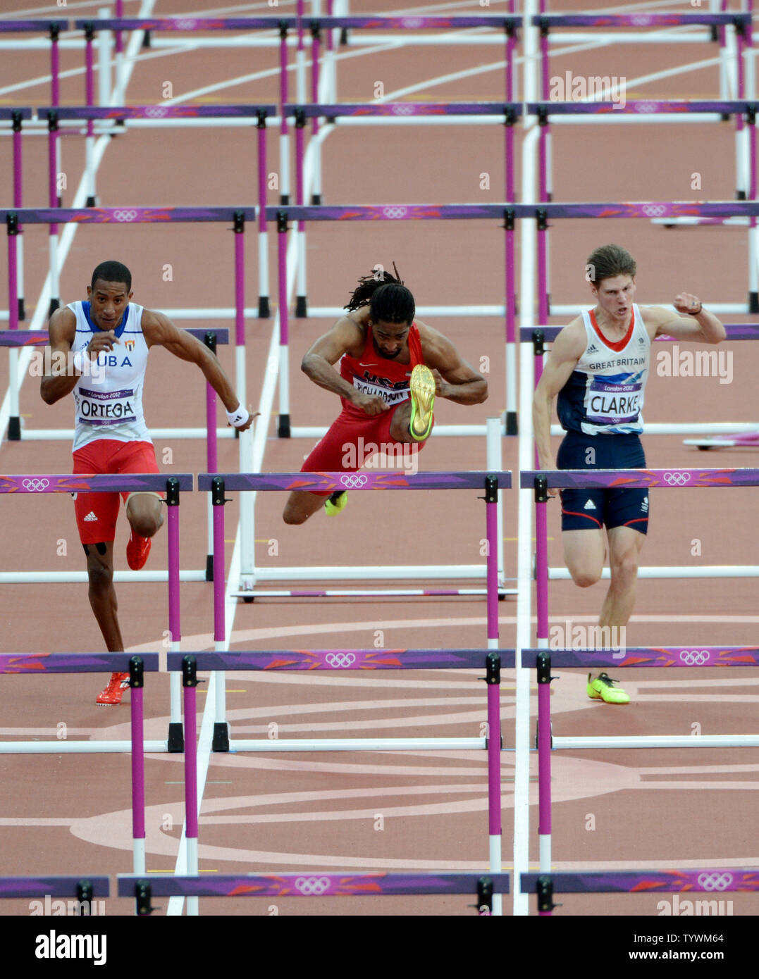 USA's Richardson (C) renverse un obstacle mais toujours termine premier de sa course pour se qualifier pour la Finale 110m haies au Stade Olympique au cours de la London Jeux Olympiques d'été de 2012 dans le Parc olympique de Stratford, Londres, le 8 août 2012. À gauche est son Orlando Ortega et à la droite est la société britannique Lawrence Clarke. UPI/Pat Benic Banque D'Images