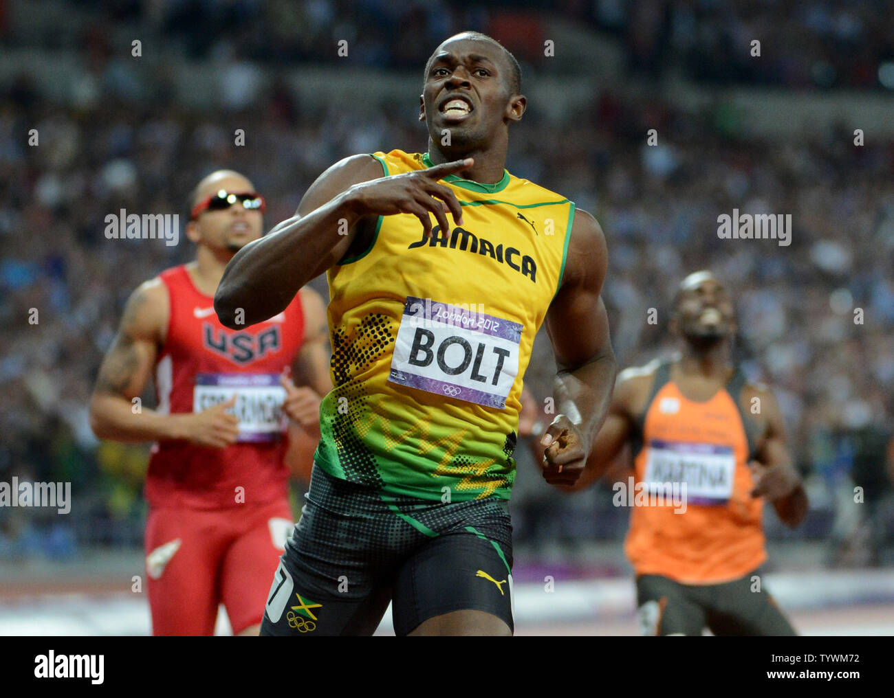 La Jamaïque Usain Bolt remporte la médaille d'or chez les hommes finale 200M au Stade Olympique au cours de la London Jeux Olympiques d'été de 2012 dans le Parc olympique de Stratford, Londres, le 9 août 2012. Olympican la vis est devenu le premier à remporter le 100M et 200M dans les Jeux olympiques consécutifs. Son temps était 19,32. La Jamaïque a balayé la course avec ses coéquipiers Yohan Blake obtenir l'argent et Warren Weir la médaille de bronze. UPI/Pat Benic Banque D'Images