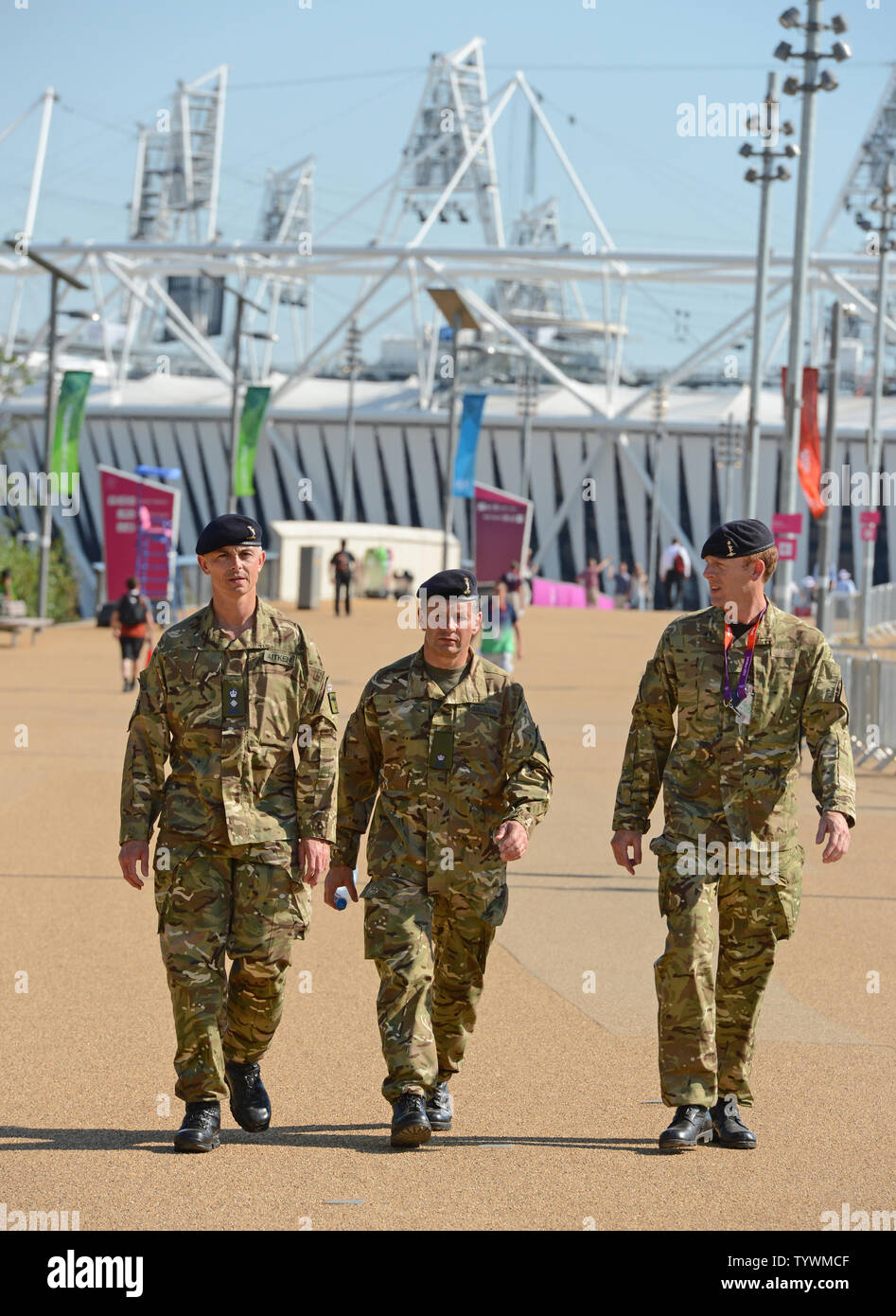 Les soldats de la Signal Corp dans la baignoire à pied à travers le Parc olympique devant le stade olympique de Londres le 24 juillet 2012. Trois jours à rester jusqu'à ce que les cérémonies d'ouverture pour les Jeux Olympiques de 2012. UPI/Terry Schmitt Banque D'Images