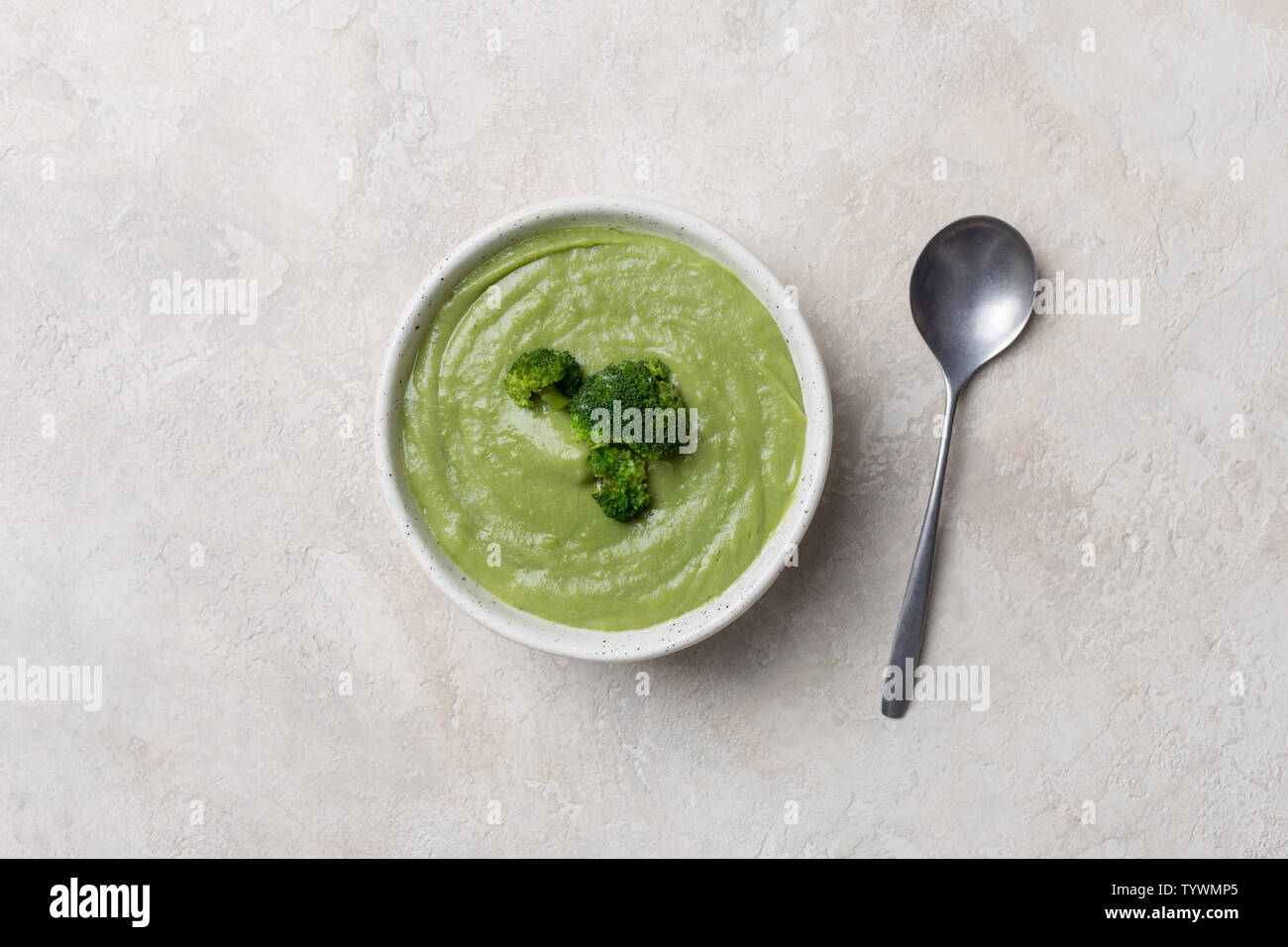 Soupe crème de brocoli avec récipient blanc en béton blanc avec cuillère sur arrière-plan. Concept d'aliments pour bébé. Espace libre pour le texte Banque D'Images Soupe crème de brocoli avec récipient blanc en béton blanc avec cuillère sur arrière-plan. Concept d'aliments pour bébé. Espace libre pour le texte Banque D'Images