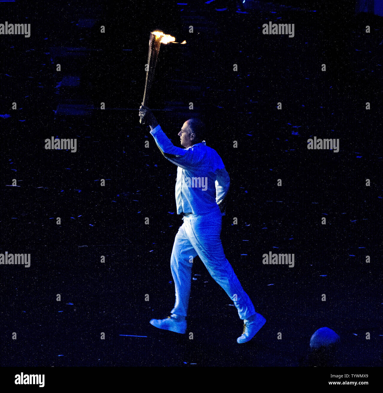 Sir Steven Redgrave porte le flambeau olympique dans le stade olympique après l'avoir prise de David Beckham lors de l'ouverture des Jeux Olympiques d'été de 2012 à Londres le 27 juillet 2012 à Londres. UPI/Ron Sachs Banque D'Images