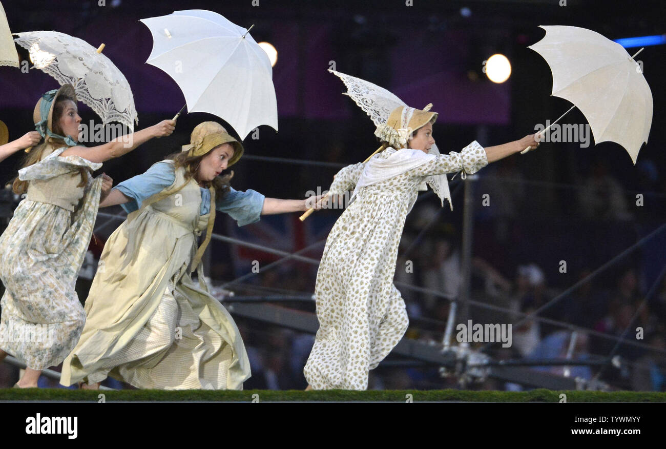 Les femmes en costume et des parasols à leur entrée dans le stade lors de la cérémonie d'ouverture des Jeux Olympiques d'été de 2012 à Londres, le 27 juillet 2012, à Londres. La cérémonie, accueillant plus de 10 000 athlètes de 204 nations, a été la célébration du des centaines d'années de l'histoire britannique et de la culture. UPI/Mike Theiler Banque D'Images