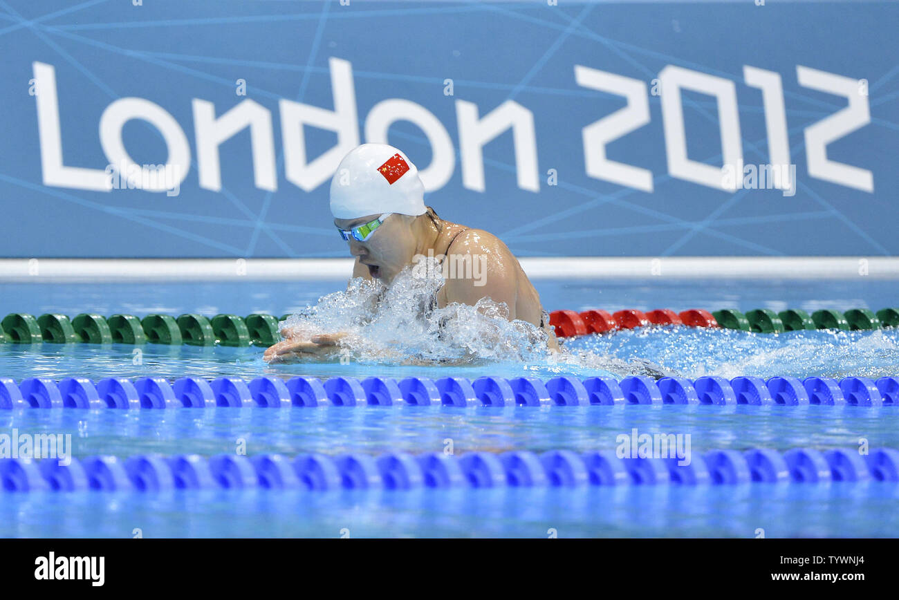 Zhao Jin de Chine nage sa chaleur dans le Women's 100m brasse aux Jeux Olympiques d'été de 2012 à Londres le 29 juillet 2012 à Stratford, Londres. Zhao qualifié pour la demi-finale avec un temps de 1:07,68 dans sa chaleur. UPI/Brian Kersey Banque D'Images