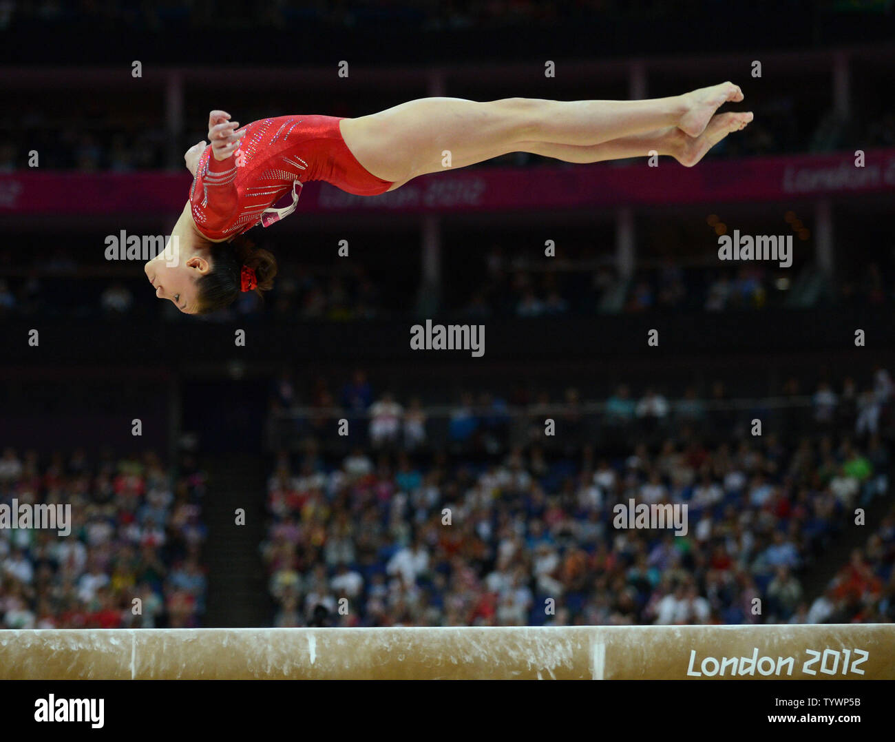 USA's Kyla Ross flotte au-dessus de la poutre lors de sa routine à l'équipe de gymnastique féminine à l'événement au cours de la North Greenwich Arena Londres 2012 Jeux Olympiques d'été à Greenwich, Londres le 31 juillet 2012. L'équipe des États-Unis a remporté la médaille d'or. UPI/Pat Benic Banque D'Images