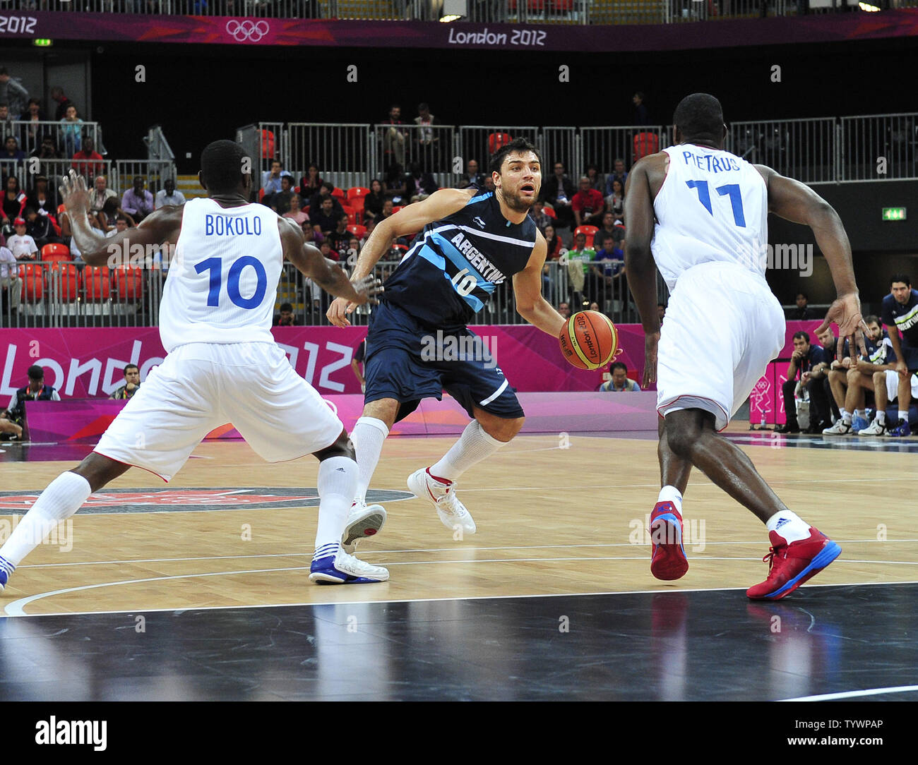 Garde côtière canadienne Carlos Delfino (10) de l'Argentine les lecteurs sur Yannick Bokolo (10) et Florent Pietrus (11) de la France dans la première moitié action pendant un tour préliminaire groupe - une partie de basket-ball au Jeux Olympiques d'été de 2012 à Londres le 31 juillet 2012 à Londres. Delfino joue pour les Milwaukee Bucks. UPI/Ron Sachs Banque D'Images