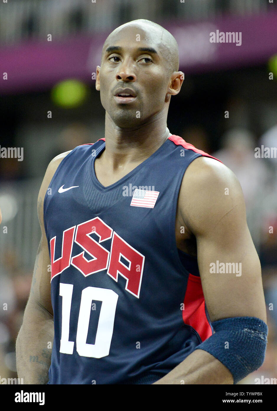 Guard Kobe Bryant (10) des États-Unis prend une pause pendant la première moitié des mesures contre la Tunisie dans un tour préliminaire groupe - une partie de basket-ball au Jeux Olympiques d'été de 2012 à Londres le 31 juillet 2012 à Londres. UPI/Ron Sachs Banque D'Images