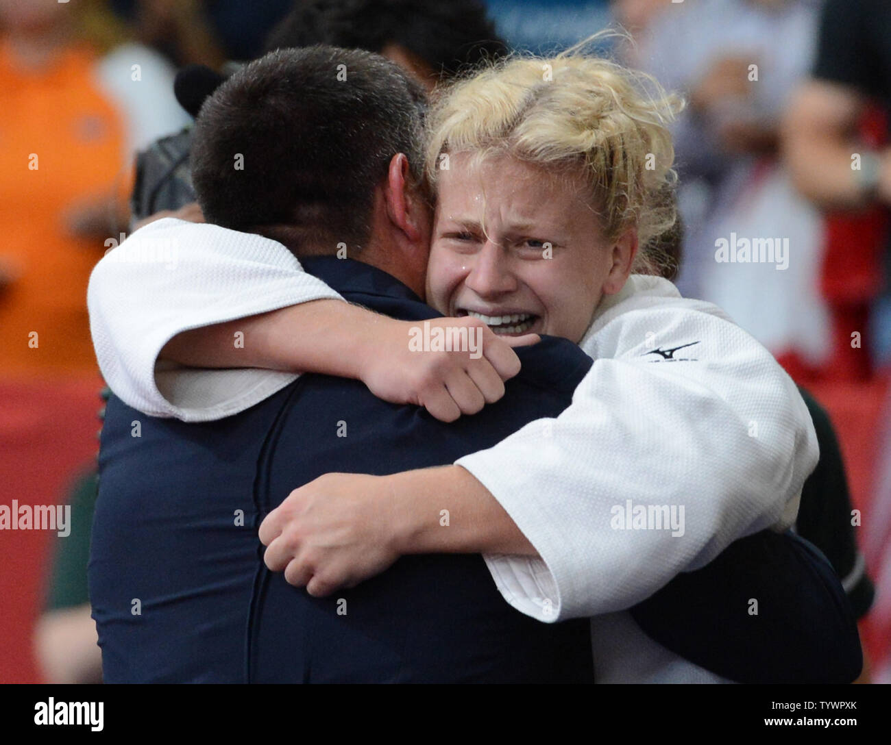 Kayla Harrison de l'USA (blanc)embrasse son entraîneur après avoir battu Gemma Gibbons de Grande-Bretagne dans l'or des femmes de 78KG Le Judo à l'ExCel Centre au Jeux Olympiques d'été de 2012 à Londres le 2 août 2012 à Londres. Harrison a remporté la médaille d'argent tandis que Gibbons à l'événement. UPI/Terry Schmitt Banque D'Images