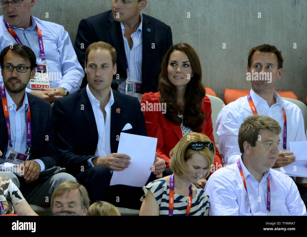 Le duc et la duchesse de Cambridge, le Prince William et Kate Middleton, ne sont qu'une partie de la foule qu'ils observent l'épreuves de natation au centre aquatique pendant les Jeux Olympiques d'été de 2012 de Londres à Stratford, Londres, le 3 août 2012. UPI/Pat Benic Banque D'Images